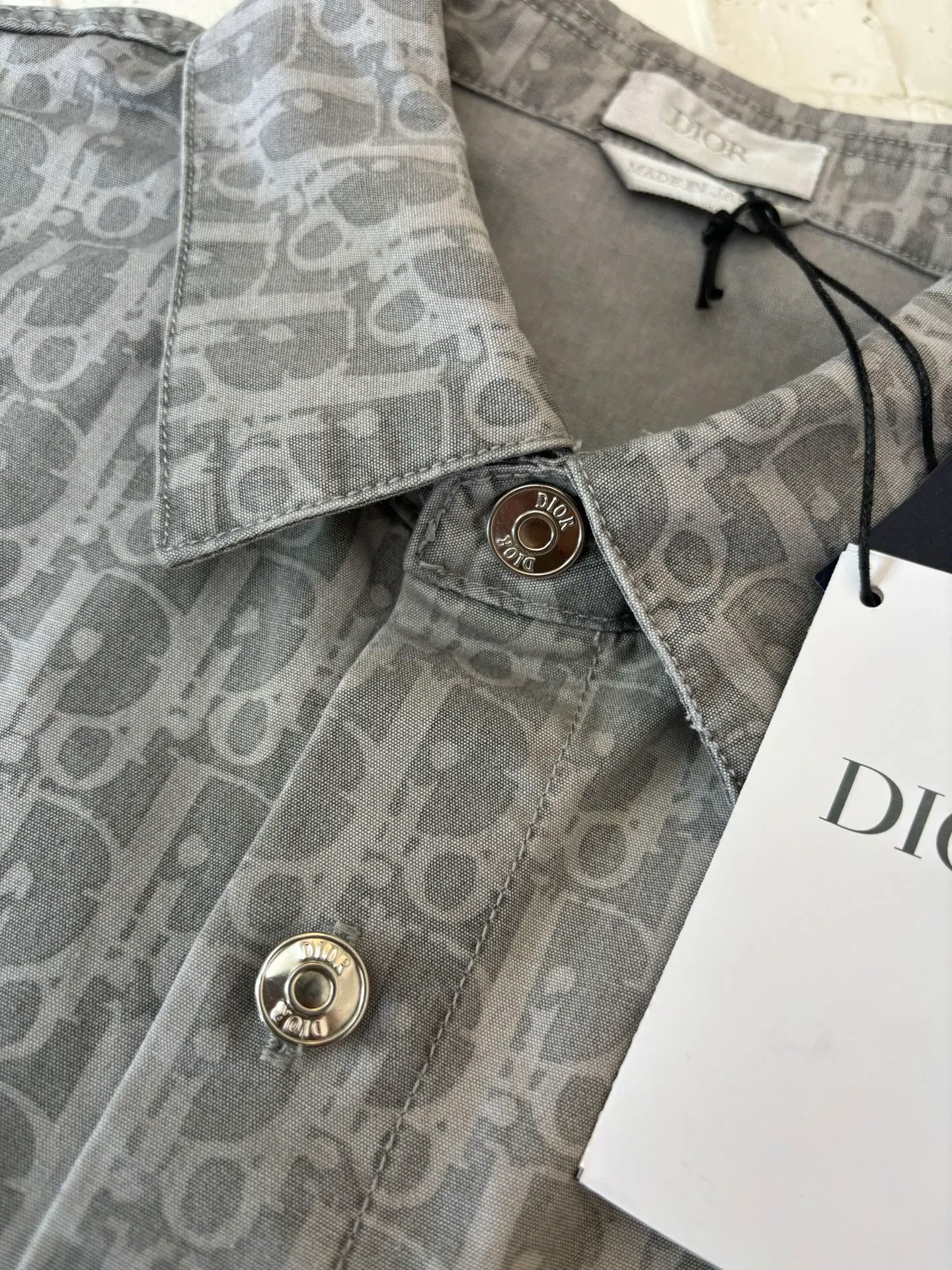 🅿️450 Dio*/Dior 25SS full-print jacquard short-sleeved shirt. The fabric letters are printed using a discharge printing process. The color of the original yarn is pulled out to white gray. It is not the so-called printed or jacquard fabric on the market. The fabric texture is thick and stiff, and it is not the soft and light material on the market. Pay attention to the distinction. The fabric characteristics are not easy to wrinkle. The dyeing yarn 100% restores the original color. Exclusively molded and custom-made aluminum buckles, which will not rust easily after being stored for a long time after washing. The letters "D1OR" on the small button on the pocket are clearly visible. The unique design of the notched lapels and the straight and loose fit not only retains the classic beauty of the lapels, but also gives the shirt a retro and casual atmosphere. A full set of new accessories are customized simultaneously, with perfect details. Size: 38/39/40/41