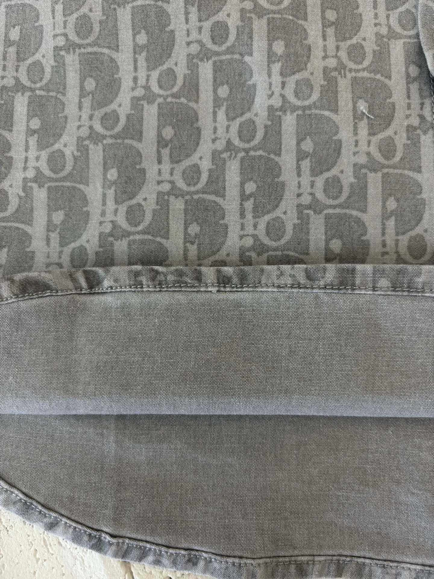🅿️450 Dio*/Dior 25SS full-print jacquard short-sleeved shirt. The fabric letters are printed using a discharge printing process. The color of the original yarn is pulled out to white gray. It is not the so-called printed or jacquard fabric on the market. The fabric texture is thick and stiff, and it is not the soft and light material on the market. Pay attention to the distinction. The fabric characteristics are not easy to wrinkle. The dyeing yarn 100% restores the original color. Exclusively molded and custom-made aluminum buckles, which will not rust easily after being stored for a long time after washing. The letters "D1OR" on the small button on the pocket are clearly visible. The unique design of the notched lapels and the straight and loose fit not only retains the classic beauty of the lapels, but also gives the shirt a retro and casual atmosphere. A full set of new accessories are customized simultaneously, with perfect details. Size: 38/39/40/41