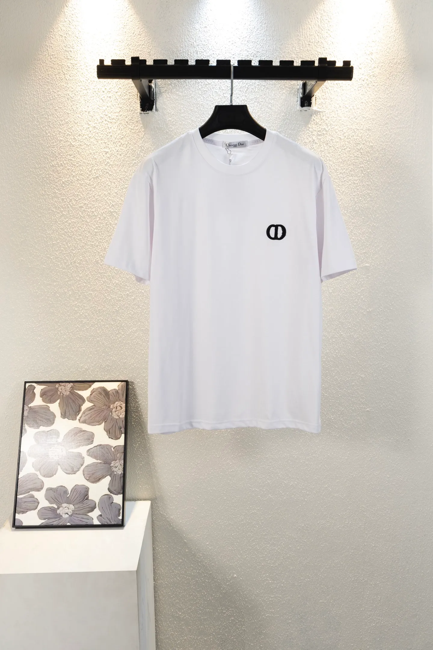 🅿️170 style number k8041 DIOR Dior embroidered letters‼ ️Short-sleeved T-shirt® is the same as the official website *Customized 280g cotton fabric, soft, skin-friendly and comfortable *CD letter logo embroidered on the front *A very simple and elegant one that is unparalleled in terms of upper body comfort, interpreting your luxury and taste, and creating your fashionable charm. ⚠️Washing method: It is recommended to dry clean or wrap the reverse side in a laundry bag and machine wash it quickly in cold water and let it dry naturally! ⚠️Same style for men and women 𝐂𝐎𝐋𝐎𝐔𝐑: white black 𝐒𝐈𝐙𝐄 XS S M L