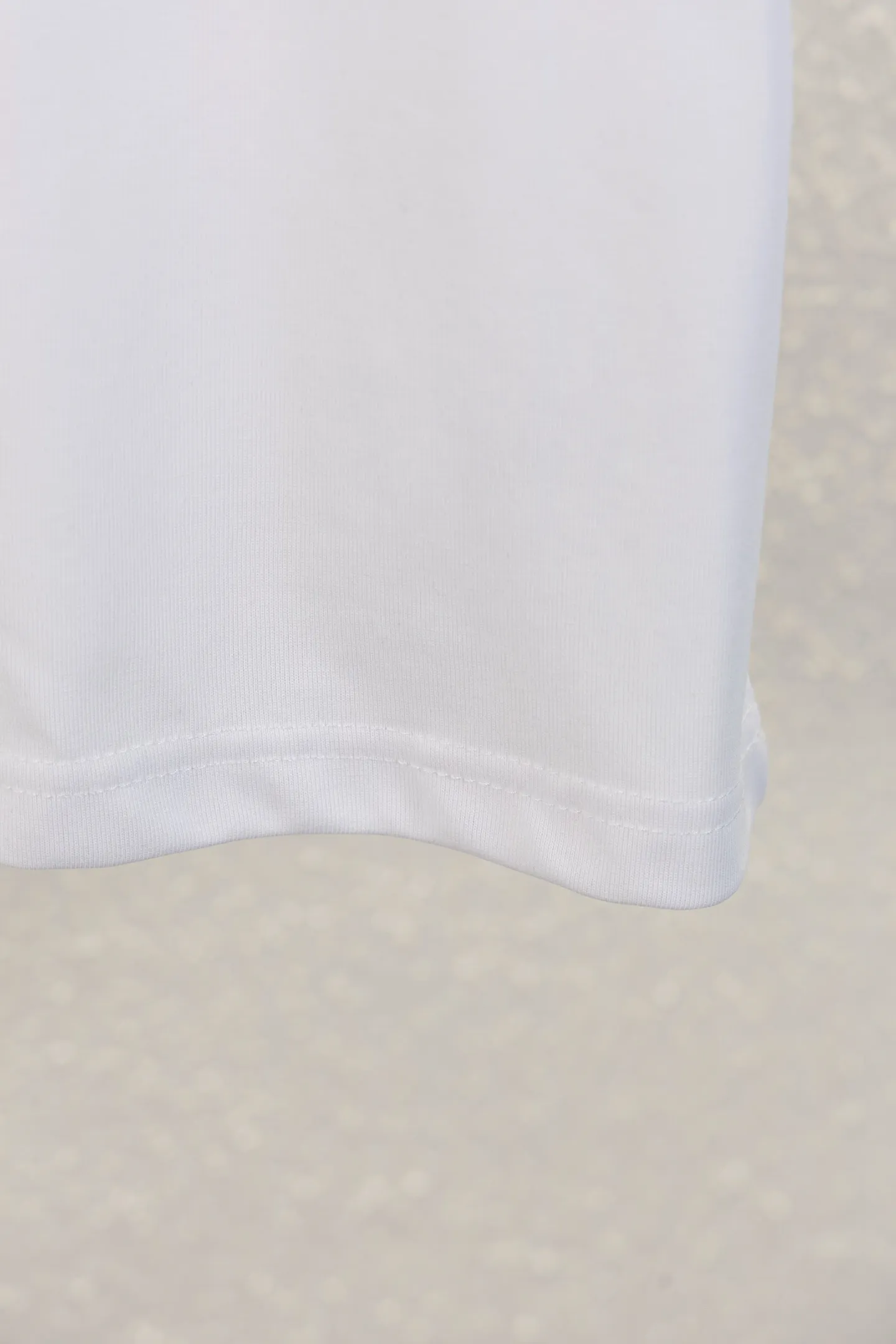 🅿️170 style number k8041 DIOR Dior embroidered letters‼ ️Short-sleeved T-shirt® is the same as the official website *Customized 280g cotton fabric, soft, skin-friendly and comfortable *CD letter logo embroidered on the front *A very simple and elegant one that is unparalleled in terms of upper body comfort, interpreting your luxury and taste, and creating your fashionable charm. ⚠️Washing method: It is recommended to dry clean or wrap the reverse side in a laundry bag and machine wash it quickly in cold water and let it dry naturally! ⚠️Same style for men and women 𝐂𝐎𝐋𝐎𝐔𝐑: white black 𝐒𝐈𝐙𝐄 XS S M L