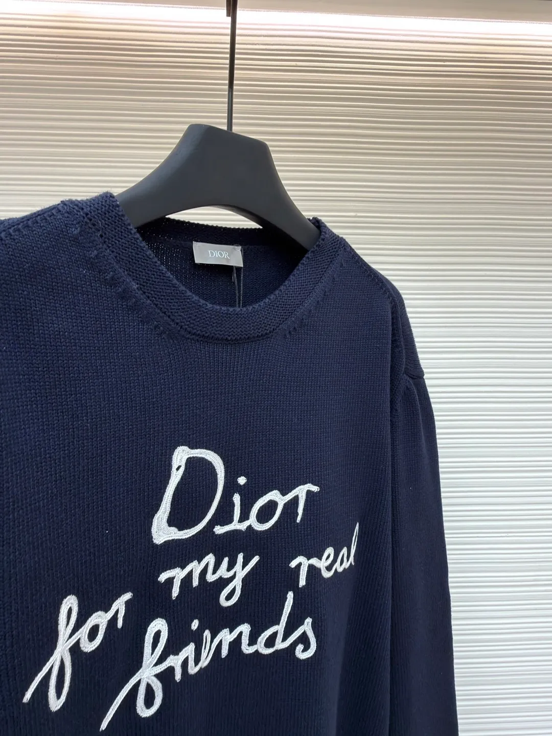 Dior friend embroidered knitted pullover ●Original version: Purchased and developed for 13500 ●Item number: 1681106-A95 ●Fabric: polyester fabric ●Technology: embroidery production ●Version: Loose fit ●Weight: about 695 grams ●Size: S-M-L-XL ●Description: Made of 40-count cotton yarn with 62% cotton content. It is mixed with 38% polyester. The two types of wool are mixed and woven to effectively make the upper body more three-dimensional. The embroidery uses wool yarn high-density embroidery technology, and the front numbers are all embroidered with the joint series LOGO. The number of stitches is about 12,000. The buttons are made of natural horn buttons with the brand's logo on them. This cardigan displays the Dior For My Real Friends logo from the DIOR AND HYLTON NEL collaboration. Crafted from white cotton-blend jersey with embroidery on the front and back, button fastening and ribbed trims. It can add style to any look. The overall wiring is straight and delicate, the fabric is comfortable and soft, and the color is consistent without color difference. It can be matched with the same style to create a fashionable look and control various occasions. Customized accessories, complete with three standards, same style for men and women!