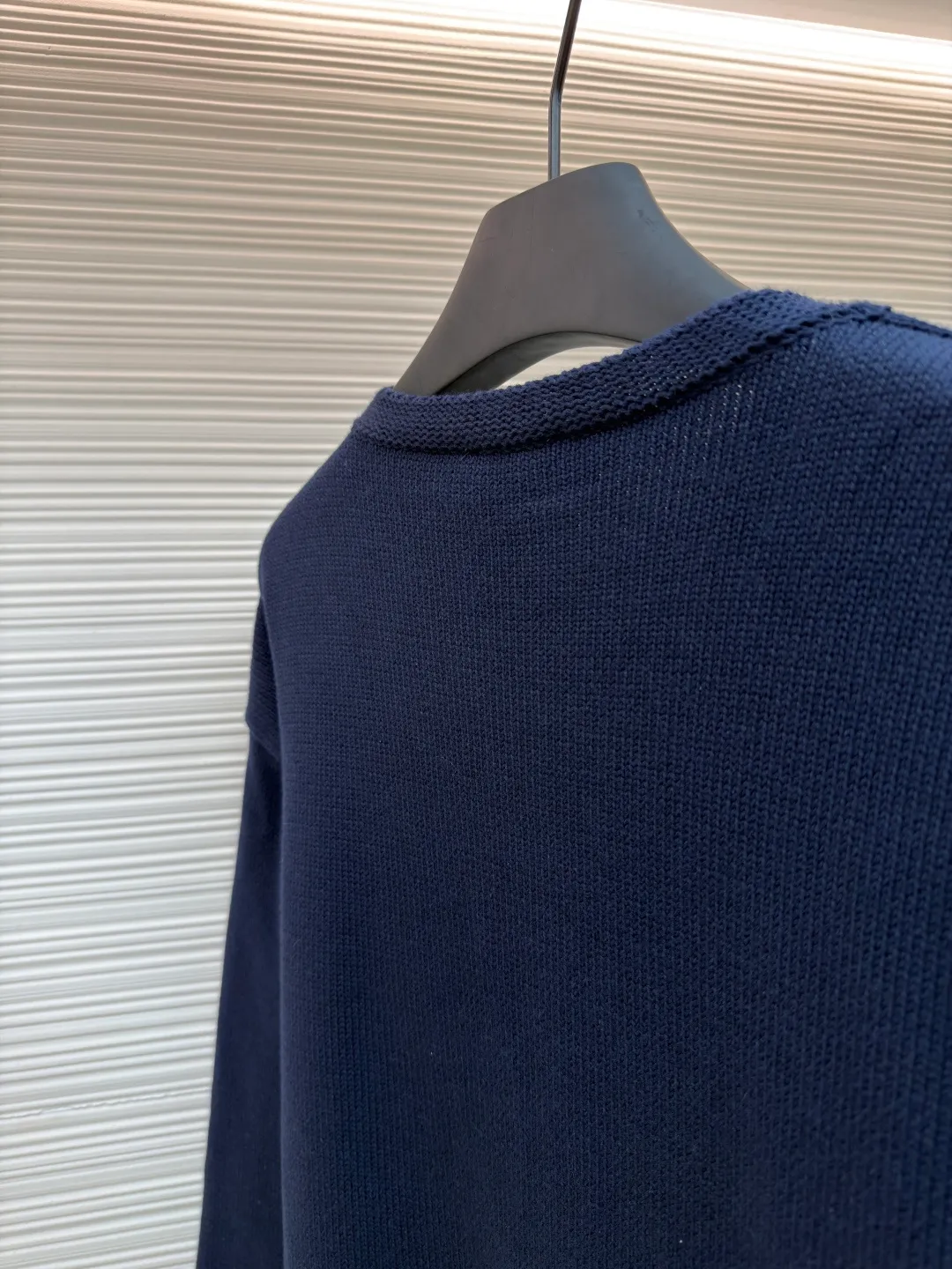 Dior friend embroidered knitted pullover ●Original version: Purchased and developed for 13500 ●Item number: 1681106-A95 ●Fabric: polyester fabric ●Technology: embroidery production ●Version: Loose fit ●Weight: about 695 grams ●Size: S-M-L-XL ●Description: Made of 40-count cotton yarn with 62% cotton content. It is mixed with 38% polyester. The two types of wool are mixed and woven to effectively make the upper body more three-dimensional. The embroidery uses wool yarn high-density embroidery technology, and the front numbers are all embroidered with the joint series LOGO. The number of stitches is about 12,000. The buttons are made of natural horn buttons with the brand's logo on them. This cardigan displays the Dior For My Real Friends logo from the DIOR AND HYLTON NEL collaboration. Crafted from white cotton-blend jersey with embroidery on the front and back, button fastening and ribbed trims. It can add style to any look. The overall wiring is straight and delicate, the fabric is comfortable and soft, and the color is consistent without color difference. It can be matched with the same style to create a fashionable look and control various occasions. Customized accessories, complete with three standards, same style for men and women!