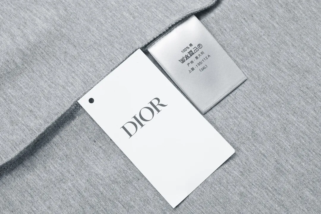 🅿️190 DIOR Dior 2025 new style embroidered bee logo couple casual polo shirt ·Customized pique cotton fabric ·Imported Tajima machine embroidery technology ·Collar label, hangtag, main mark and three complete labels Color: Gray Size: M-XXXL