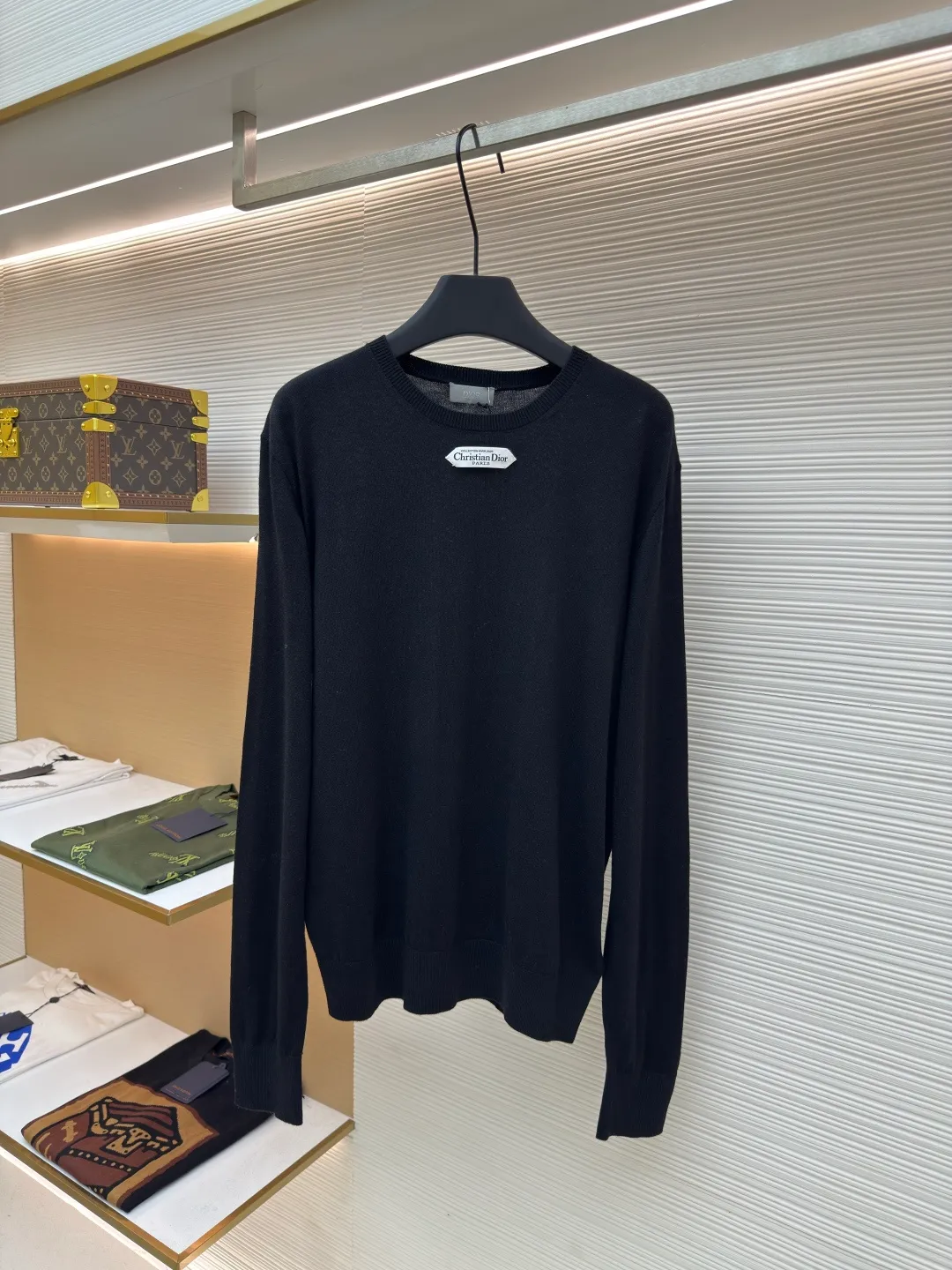 Dior small label round neck woolen long sleeves ●Original version: Purchased and developed by 7113 ●Item number: 1680716-A60 ●Material: wool fabric ●Technology: knitted production ●Version: fitted version ●Weight: about 240 grams ●Size: XS-S-M-L ●Description: Selected color-matched dyed wool knitted plain fabric, the plain knitted structure ensures the fabric is tight and flat and has good elasticity, and is not easy to loose and deform. The high-grade wool material brings an extremely soft, skin-friendly and delicate touch, while also having natural warmth and breathability. The unique glossy and soft texture fully reflects the texture of the fabric. "Paris" on the label emphasizes the brand's French origins and fashion tradition; it is presented through the jacquard woven label process, reflecting the brand's pursuit of advanced craftsmanship and classic aesthetics. The brand text/pattern is woven directly into the label through a digital jacquard loom. The texture is clear and the edges are burr-free. Compared with ordinary printed labels, it is more three-dimensional and durable. Made of high-count cotton material, it ensures a soft touch while maintaining stiffness; the classic white background is interspersed with black text, which enhances the quality through the luster of the yarn itself. Rib knitting technology is applied to the round neck, cuffs and hem to provide excellent elastic recovery; ensuring that these key parts will not loosen easily after long-term wear and remain crisp and stylish. The overall shape is likely to be a classic fit or a slightly loose cut, which is designed to ensure comfort and smoothly outline the silhouette. The overall wiring is straight and delicate, the fabric is comfortable and soft, and the color is consistent without color difference. It can be matched with the same style to create a fashionable look and control various occasions. Customized accessories, complete with three standards, same style for men and women!