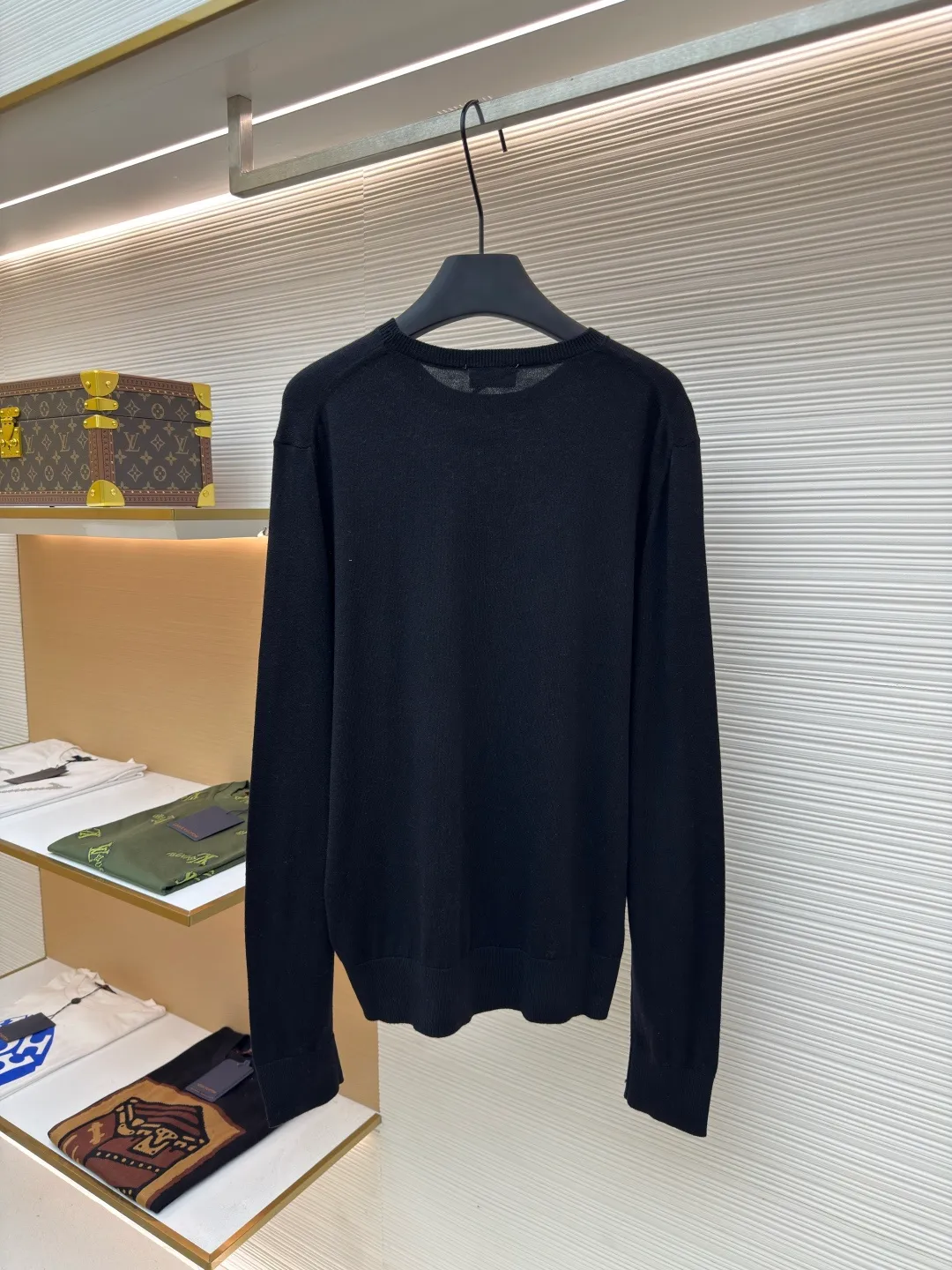 Dior small label round neck woolen long sleeves ●Original version: Purchased and developed by 7113 ●Item number: 1680716-A60 ●Material: wool fabric ●Technology: knitted production ●Version: fitted version ●Weight: about 240 grams ●Size: XS-S-M-L ●Description: Selected color-matched dyed wool knitted plain fabric, the plain knitted structure ensures the fabric is tight and flat and has good elasticity, and is not easy to loose and deform. The high-grade wool material brings an extremely soft, skin-friendly and delicate touch, while also having natural warmth and breathability. The unique glossy and soft texture fully reflects the texture of the fabric. "Paris" on the label emphasizes the brand's French origins and fashion tradition; it is presented through the jacquard woven label process, reflecting the brand's pursuit of advanced craftsmanship and classic aesthetics. The brand text/pattern is woven directly into the label through a digital jacquard loom. The texture is clear and the edges are burr-free. Compared with ordinary printed labels, it is more three-dimensional and durable. Made of high-count cotton material, it ensures a soft touch while maintaining stiffness; the classic white background is interspersed with black text, which enhances the quality through the luster of the yarn itself. Rib knitting technology is applied to the round neck, cuffs and hem to provide excellent elastic recovery; ensuring that these key parts will not loosen easily after long-term wear and remain crisp and stylish. The overall shape is likely to be a classic fit or a slightly loose cut, which is designed to ensure comfort and smoothly outline the silhouette. The overall wiring is straight and delicate, the fabric is comfortable and soft, and the color is consistent without color difference. It can be matched with the same style to create a fashionable look and control various occasions. Customized accessories, complete with three standards, same style for men and women!