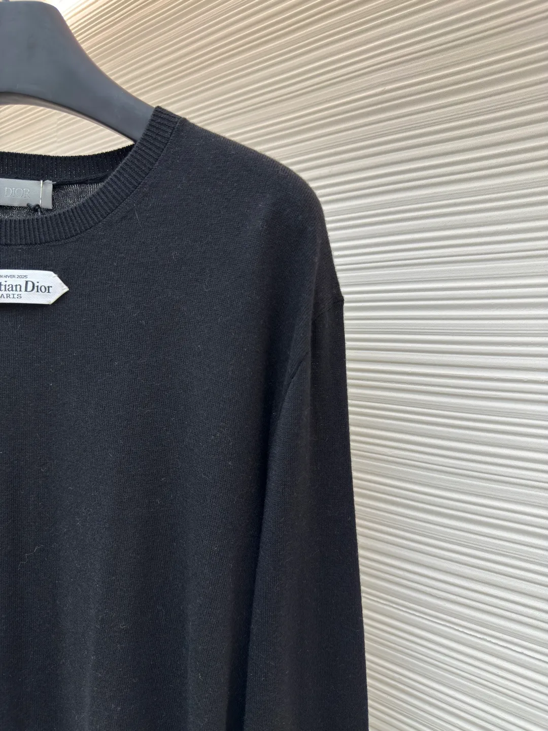 Dior small label round neck woolen long sleeves ●Original version: Purchased and developed by 7113 ●Item number: 1680716-A60 ●Material: wool fabric ●Technology: knitted production ●Version: fitted version ●Weight: about 240 grams ●Size: XS-S-M-L ●Description: Selected color-matched dyed wool knitted plain fabric, the plain knitted structure ensures the fabric is tight and flat and has good elasticity, and is not easy to loose and deform. The high-grade wool material brings an extremely soft, skin-friendly and delicate touch, while also having natural warmth and breathability. The unique glossy and soft texture fully reflects the texture of the fabric. "Paris" on the label emphasizes the brand's French origins and fashion tradition; it is presented through the jacquard woven label process, reflecting the brand's pursuit of advanced craftsmanship and classic aesthetics. The brand text/pattern is woven directly into the label through a digital jacquard loom. The texture is clear and the edges are burr-free. Compared with ordinary printed labels, it is more three-dimensional and durable. Made of high-count cotton material, it ensures a soft touch while maintaining stiffness; the classic white background is interspersed with black text, which enhances the quality through the luster of the yarn itself. Rib knitting technology is applied to the round neck, cuffs and hem to provide excellent elastic recovery; ensuring that these key parts will not loosen easily after long-term wear and remain crisp and stylish. The overall shape is likely to be a classic fit or a slightly loose cut, which is designed to ensure comfort and smoothly outline the silhouette. The overall wiring is straight and delicate, the fabric is comfortable and soft, and the color is consistent without color difference. It can be matched with the same style to create a fashionable look and control various occasions. Customized accessories, complete with three standards, same style for men and women!