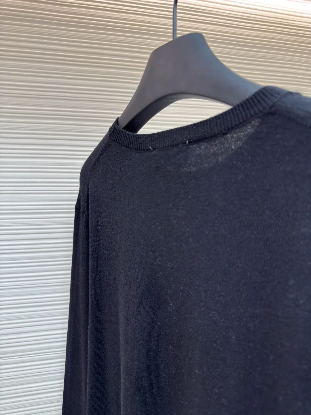 Dior small label round neck woolen long sleeves ●Original version: Purchased and developed by 7113 ●Item number: 1680716-A60 ●Material: wool fabric ●Technology: knitted production ●Version: fitted version ●Weight: about 240 grams ●Size: XS-S-M-L ●Description: Selected color-matched dyed wool knitted plain fabric, the plain knitted structure ensures the fabric is tight and flat and has good elasticity, and is not easy to loose and deform. The high-grade wool material brings an extremely soft, skin-friendly and delicate touch, while also having natural warmth and breathability. The unique glossy and soft texture fully reflects the texture of the fabric. "Paris" on the label emphasizes the brand's French origins and fashion tradition; it is presented through the jacquard woven label process, reflecting the brand's pursuit of advanced craftsmanship and classic aesthetics. The brand text/pattern is woven directly into the label through a digital jacquard loom. The texture is clear and the edges are burr-free. Compared with ordinary printed labels, it is more three-dimensional and durable. Made of high-count cotton material, it ensures a soft touch while maintaining stiffness; the classic white background is interspersed with black text, which enhances the quality through the luster of the yarn itself. Rib knitting technology is applied to the round neck, cuffs and hem to provide excellent elastic recovery; ensuring that these key parts will not loosen easily after long-term wear and remain crisp and stylish. The overall shape is likely to be a classic fit or a slightly loose cut, which is designed to ensure comfort and smoothly outline the silhouette. The overall wiring is straight and delicate, the fabric is comfortable and soft, and the color is consistent without color difference. It can be matched with the same style to create a fashionable look and control various occasions. Customized accessories, complete with three standards, same style for men and women!