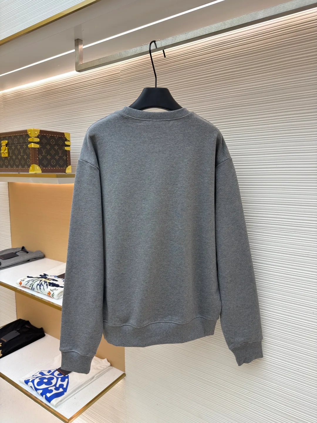 Dior horse embroidery round neck sweatshirt ●Original version: purchased and developed by 13941 ●Item number: 1682562-A70 ●Fabric: cotton fleece fabric ●Technology: embroidery production ●Color: gray ●Version: fitted version ●Weight: about 590 grams ●Size: XS-S-M-L ●Description: This product adopts a terry fabric structure of 26-count double yarn surface + 10-count yarn base, with a weight of 380g/㎡; the matching 21-count 1x1 rib also weighs 470g/㎡, and is used for the collar, cuffs and hem, and is a heavyweight sweatshirt fabric. The 26-count double yarn forms a smooth and delicate outer surface of the fabric, ensuring good color fastness. The 10-count yarn base is precision brushed to form a layer of rich, dense skin-friendly velvet on the inside of the fabric, providing excellent warmth and soft wrapping. The extremely high weight of the rib ensures the ultimate thickness, stiffness and deformation resistance of these closing parts; together with the body, it builds a full three-dimensional silhouette, and the gray color highlights the texture and high-end sense of the fabric. Environmentally friendly elastic glue printing: Printing the background of the pony pattern. This printing process is characterized by bright colors, strong coverage, and the elastic glue can stretch with the fabric without cracking, and the touch is relatively soft. Its function is to provide a large-area, flat color base and design framework for the entire pattern. Needle embroidery achieves three-dimensional reshaping of the pattern by superimposing high-density straight stitches on the printing base. It uses multi-color embroidery thread at an extreme density to continuously fill the outline and structure, accurately shaping the image and completing the color transition by changing threads. The overall wiring is straight and delicate, the fabric is comfortable and soft, and the color is consistent without color difference. It can be matched with the same style to create a fashionable look and control various occasions. Customized accessories, complete with three standards, same style for men and women!