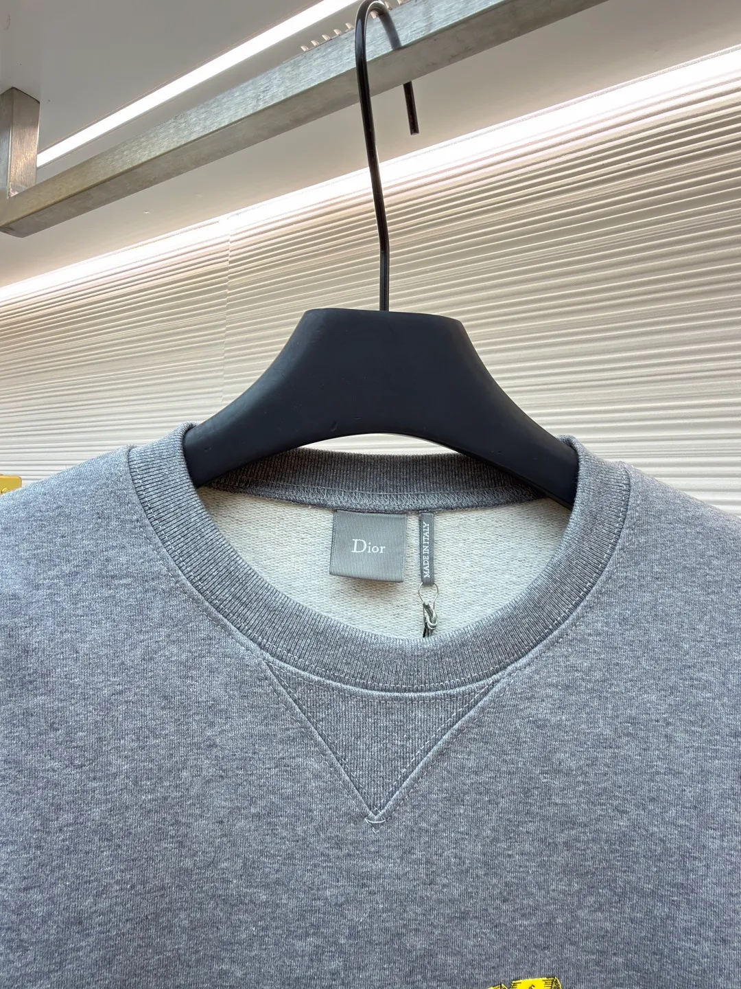 Dior horse embroidery round neck sweatshirt ●Original version: purchased and developed by 13941 ●Item number: 1682562-A70 ●Fabric: cotton fleece fabric ●Technology: embroidery production ●Color: gray ●Version: fitted version ●Weight: about 590 grams ●Size: XS-S-M-L ●Description: This product adopts a terry fabric structure of 26-count double yarn surface + 10-count yarn base, with a weight of 380g/㎡; the matching 21-count 1x1 rib also weighs 470g/㎡, and is used for the collar, cuffs and hem, and is a heavyweight sweatshirt fabric. The 26-count double yarn forms a smooth and delicate outer surface of the fabric, ensuring good color fastness. The 10-count yarn base is precision brushed to form a layer of rich, dense skin-friendly velvet on the inside of the fabric, providing excellent warmth and soft wrapping. The extremely high weight of the rib ensures the ultimate thickness, stiffness and deformation resistance of these closing parts; together with the body, it builds a full three-dimensional silhouette, and the gray color highlights the texture and high-end sense of the fabric. Environmentally friendly elastic glue printing: Printing the background of the pony pattern. This printing process is characterized by bright colors, strong coverage, and the elastic glue can stretch with the fabric without cracking, and the touch is relatively soft. Its function is to provide a large-area, flat color base and design framework for the entire pattern. Needle embroidery achieves three-dimensional reshaping of the pattern by superimposing high-density straight stitches on the printing base. It uses multi-color embroidery thread at an extreme density to continuously fill the outline and structure, accurately shaping the image and completing the color transition by changing threads. The overall wiring is straight and delicate, the fabric is comfortable and soft, and the color is consistent without color difference. It can be matched with the same style to create a fashionable look and control various occasions. Customized accessories, complete with three standards, same style for men and women!