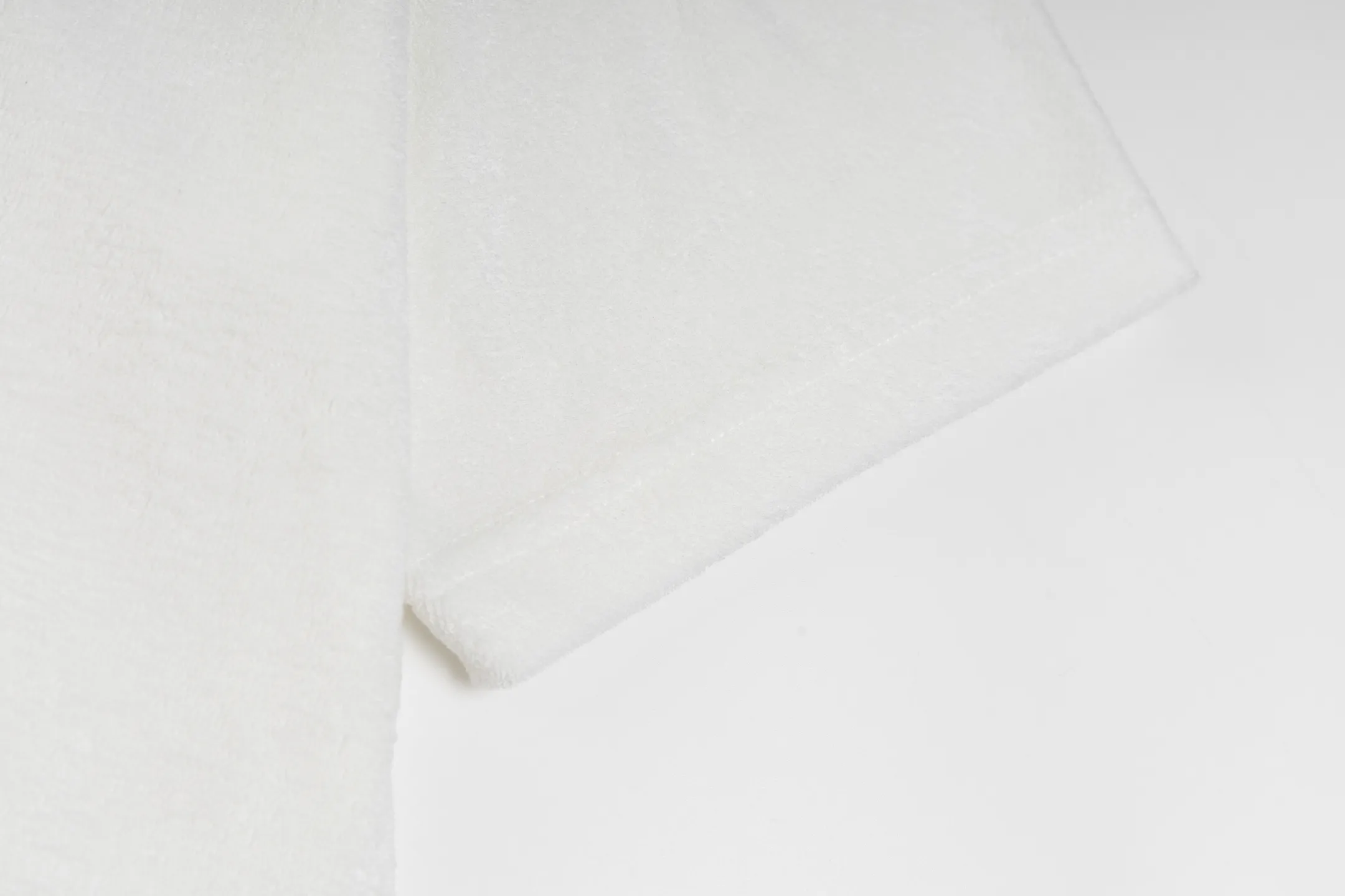 🅿️270 [Exclusive supply] CD letter slogan towel short sleeves (white) This T-shirt is a new product of the 2025 autumn men's wear series to pay tribute to the heritage. Crafted from cotton terry fabrication, it's enhanced with a classic logo on the chest. The classic style pairs easily with any jeans or shorts from the collection. The fabric is made of pure combed cotton, which enhances resilience and fit; it has a three-dimensional coil structure on the surface, making it soft and moisture-absorbent. The fluffy coils on the outer layer provide breathability, and the inner layer is smooth and delicate; the texture of the terry fabric is used to simulate the touch of a towel. Add exquisite details to soft fabrics through embroidery to enhance the sense of luxury; the needle-stitch embroidery process has unique style and characteristics. The number of times the stitches are repeated highlights the layering and delicacy. Needle embroidery can achieve very fine details, and the work has a strong sense of line and three-dimensionality. Size:XS.S.M.L