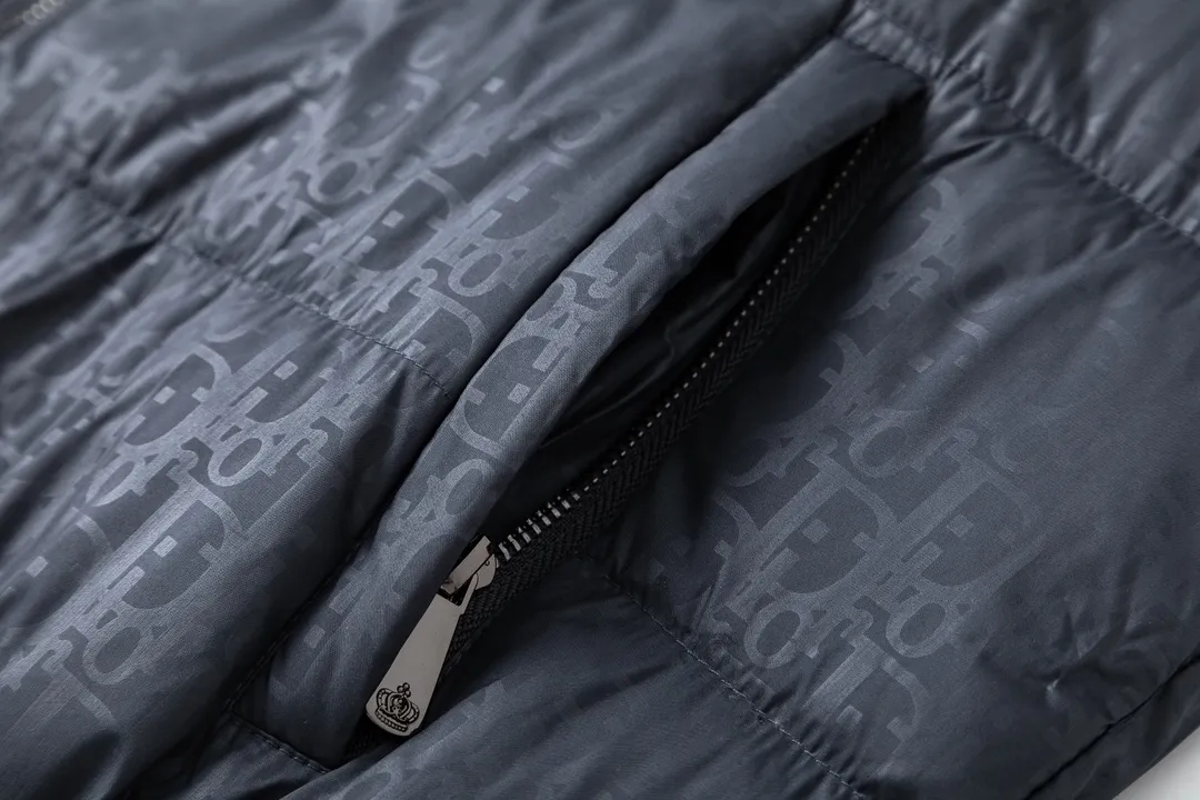 🅿️600 DIOR Dior's new autumn and winter style 🆕down jacket. Original 1:1 customized hardware accessories, all imported and original customization. Welcome to compare at the counter. Absolutely high quality. Made of top 90 white duck down. Super soft, fluffy and plump. Super heavy workmanship. The fabric is well-crafted and has a perfect version. Note⚠The fabric is super comfortable. Exclusive model. Non-market goods. Same sizes for men and women. Size M to XXL
