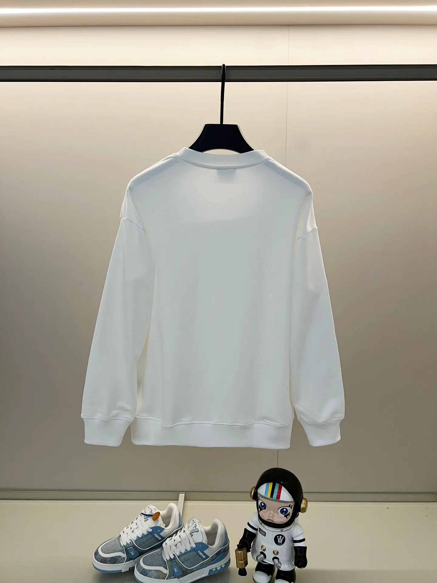 🅿️250 DIOR/Dior 420g pure cotton round neck sweatshirt, chest hand and sleeve embroidery🪡letter LOGO micro-labeling technology, official synchronization, high version, high quality, fashionable personality, versatile trend, pure original quality, original fabric, hang tag, collar label, washed wheat, complete three standards, color: black, white. Size: XS-L
