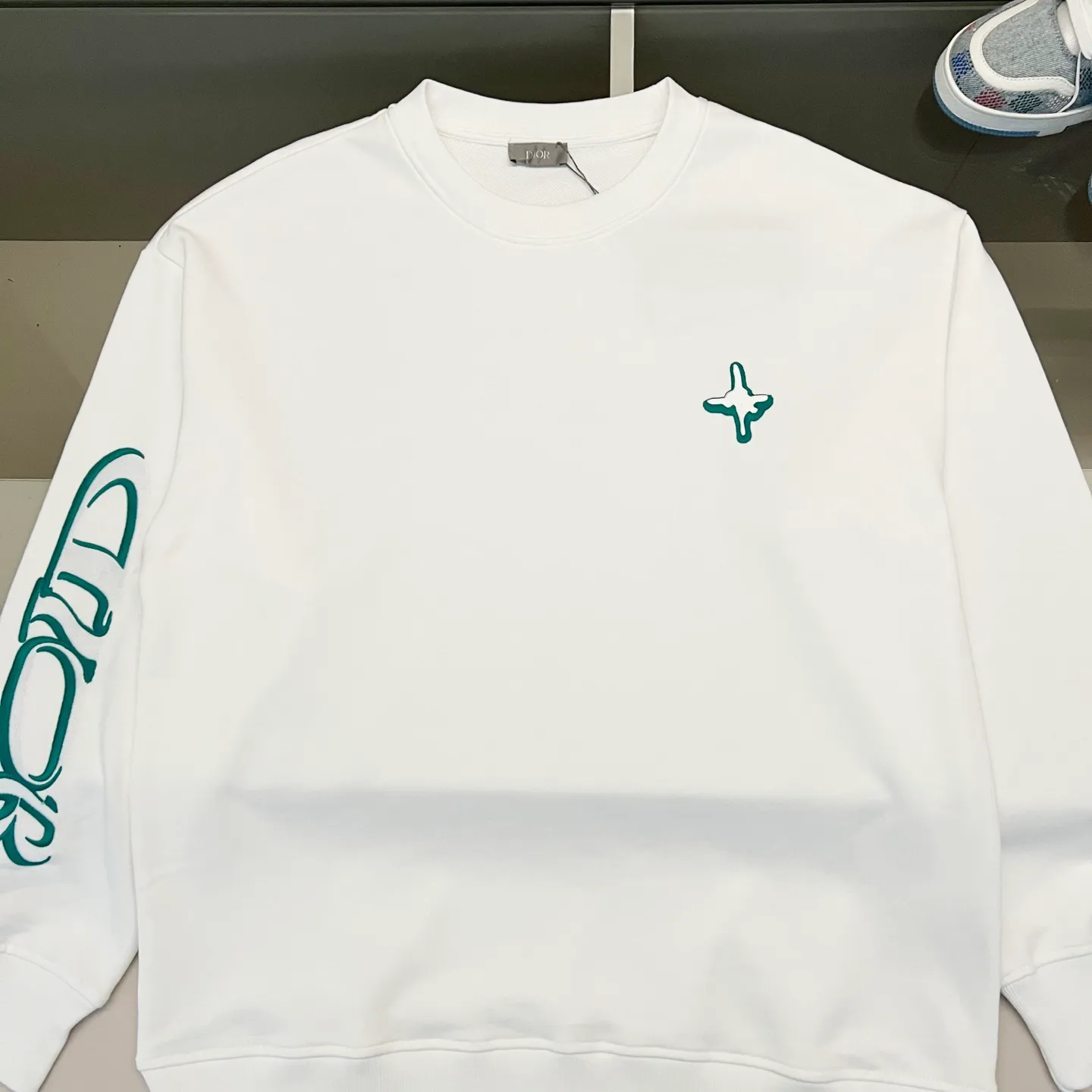 🅿️250 DIOR/Dior 420g pure cotton round neck sweatshirt, chest hand and sleeve embroidery🪡letter LOGO micro-labeling technology, official synchronization, high version, high quality, fashionable personality, versatile trend, pure original quality, original fabric, hang tag, collar label, washed wheat, complete three standards, color: black, white. Size: XS-L