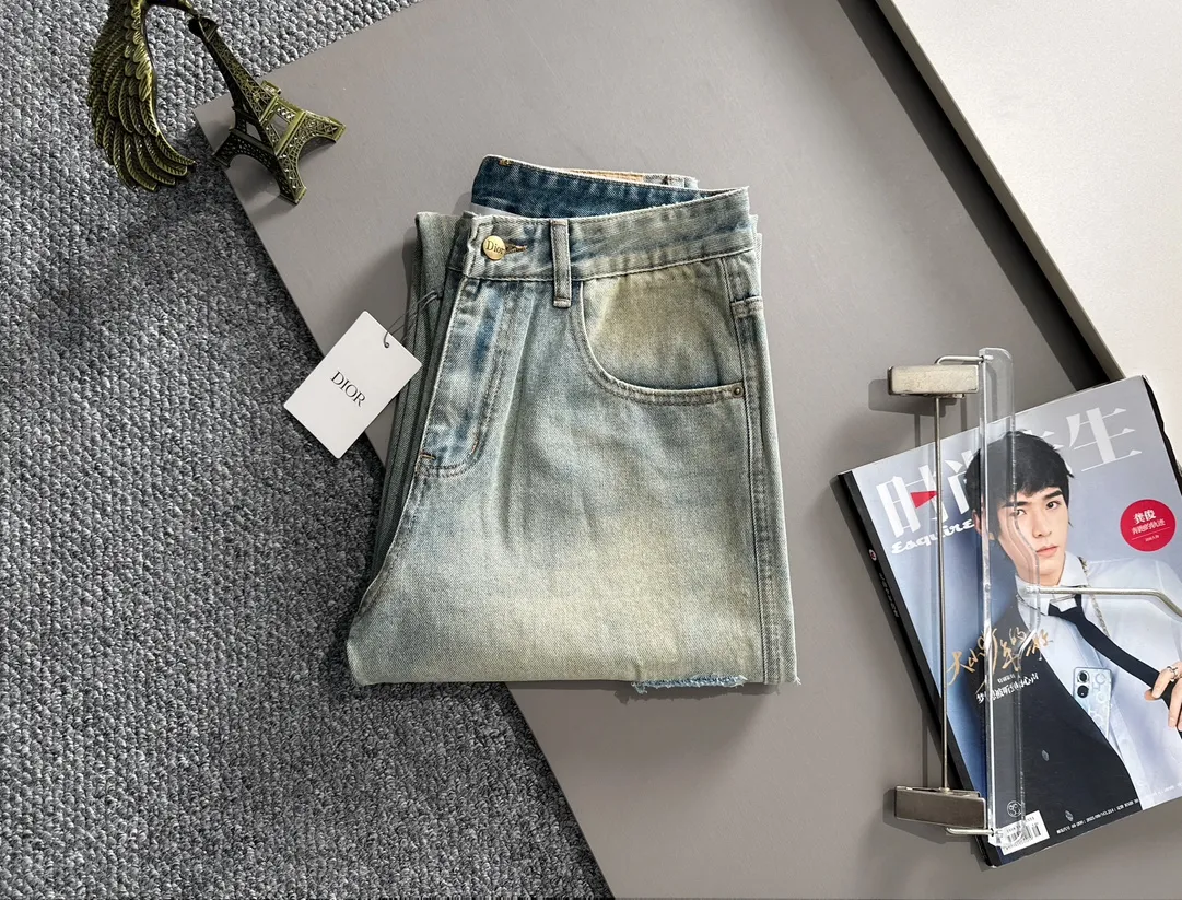 🅿️380 Dior 2025 Four Seasons Loose Jeans Straight Trousers, the trend in the trend! Many fashion bloggers control the upper body. The water is woven from imported Japanese Denim plain cotton denim fabric. It has three standards, is soft, delicate, comfortable and breathable. The color has a modern and fashionable vicissitudes. The upper body is versatile and fashionable! Light luxury, a must-have item for daily commuting! Size: S-3XL (please state your height and weight when placing an order)