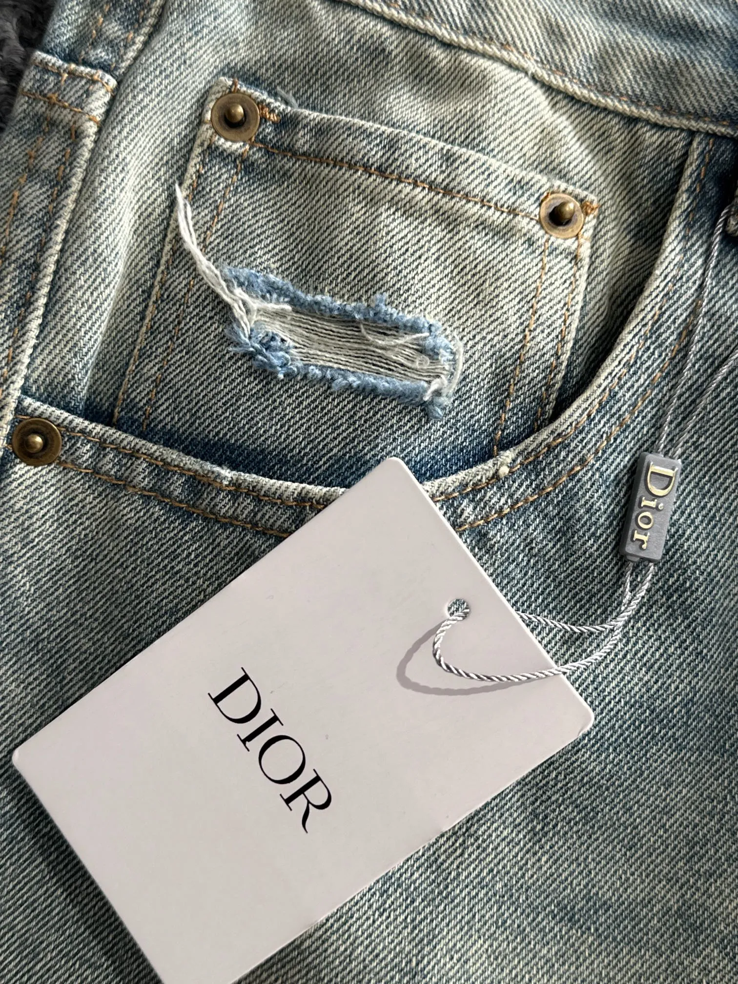 🅿️380 Dior 2025 Four Seasons Loose Jeans Straight Trousers, the trend in the trend! Many fashion bloggers control the upper body. The water is woven from imported Japanese Denim plain cotton denim fabric. It has three standards, is soft, delicate, comfortable and breathable. The color has a modern and fashionable vicissitudes. The upper body is versatile and fashionable! Light luxury, a must-have item for daily commuting! Size: S-3XL (please state your height and weight when placing an order)