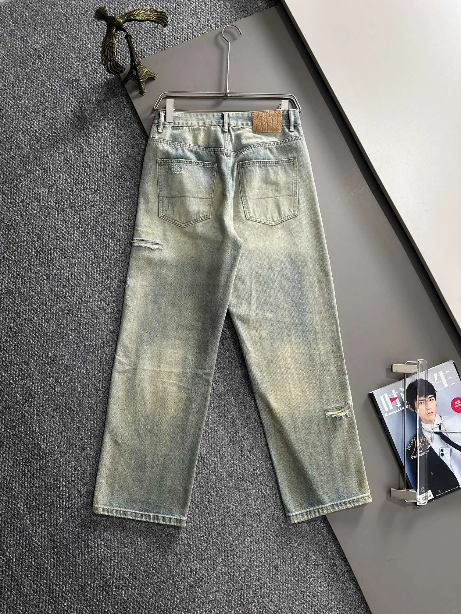 🅿️380 Dior 2025 Four Seasons Loose Jeans Straight Trousers, the trend in the trend! Many fashion bloggers control the upper body. The water is woven from imported Japanese Denim plain cotton denim fabric. It has three standards, is soft, delicate, comfortable and breathable. The color has a modern and fashionable vicissitudes. The upper body is versatile and fashionable! Light luxury, a must-have item for daily commuting! Size: S-3XL (please state your height and weight when placing an order)