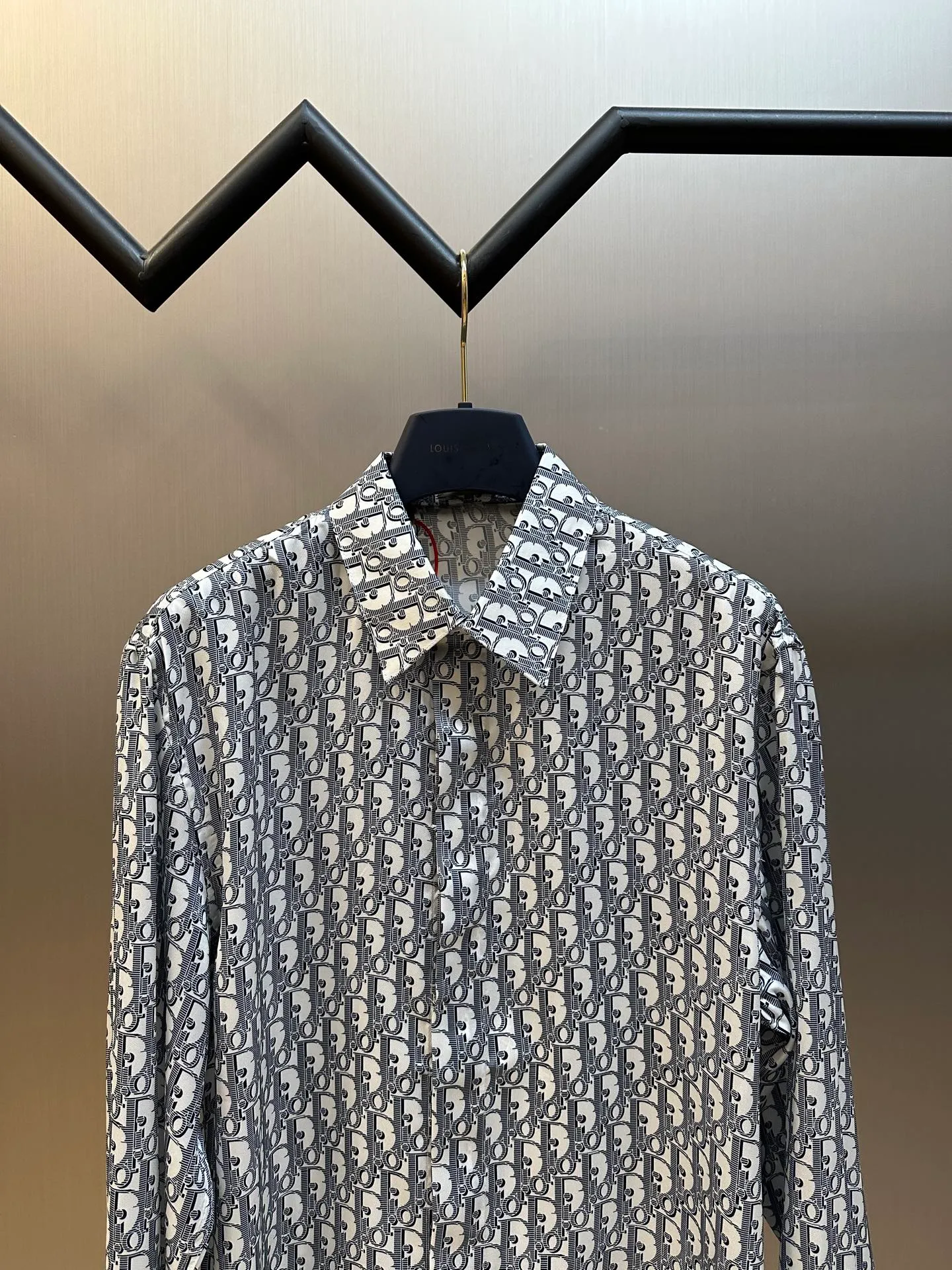 🅿️470 Dior Oblique all-over printed shirt. Customized polyester premium shirt material. The whole body is decorated with the same color Oblique print and integrated with the shirt, highlighting the noble temperament of the brand.  Digital printing technology uses digital pattern design and prints the pattern directly on the fabric through an inkjet printer to achieve full Dior Oblique printing.  The ironing position uses a high-temperature ironing machine. Through the synergistic effect of the heating plate and the pressure roller, high temperature and pressure are applied to the fabric to make the surface of the fabric smooth, crisp, wear-resistant and washable.  size: 39.40.41.42