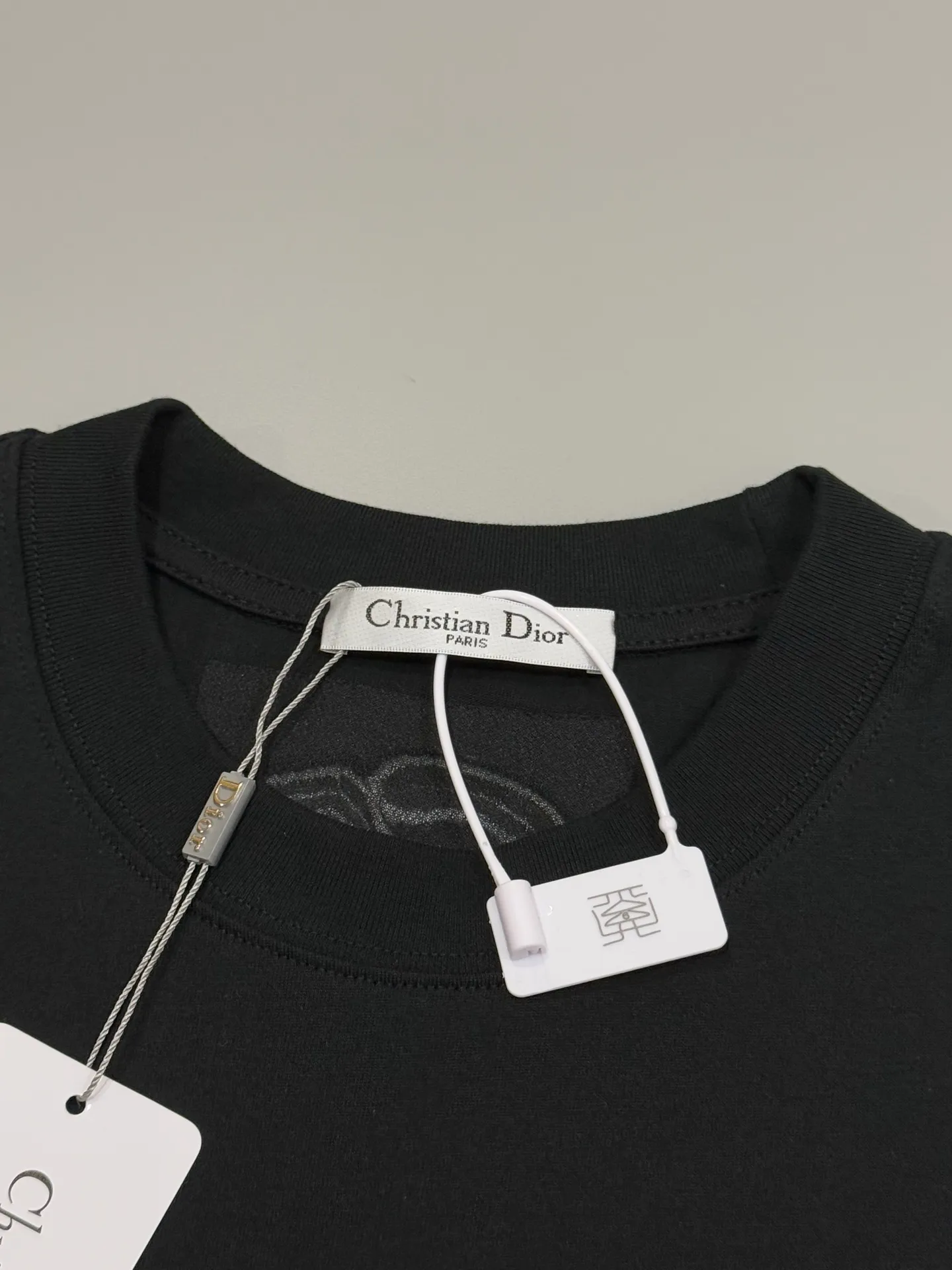 🅿️190 [High version] Snake🐍 Dior Dior 25ss spring and summer new limited edition inkjet ten letter logo embroidered short-sleeved T-shirt! Fashionable and casual short-sleeved T-shirt with catwalk pattern. It has a unique design and is made of 32 pieces of 280g 100% cotton fabric. It feels soft and skin-friendly, comfortable and breathable. The real thing will definitely make you fall in love with it! Non-sexist couples can wear mixed styles to open up a new fashion style! Different market versions ⚠️Same style for men and women. Haute couture series! Color: black white. Size: s-xL