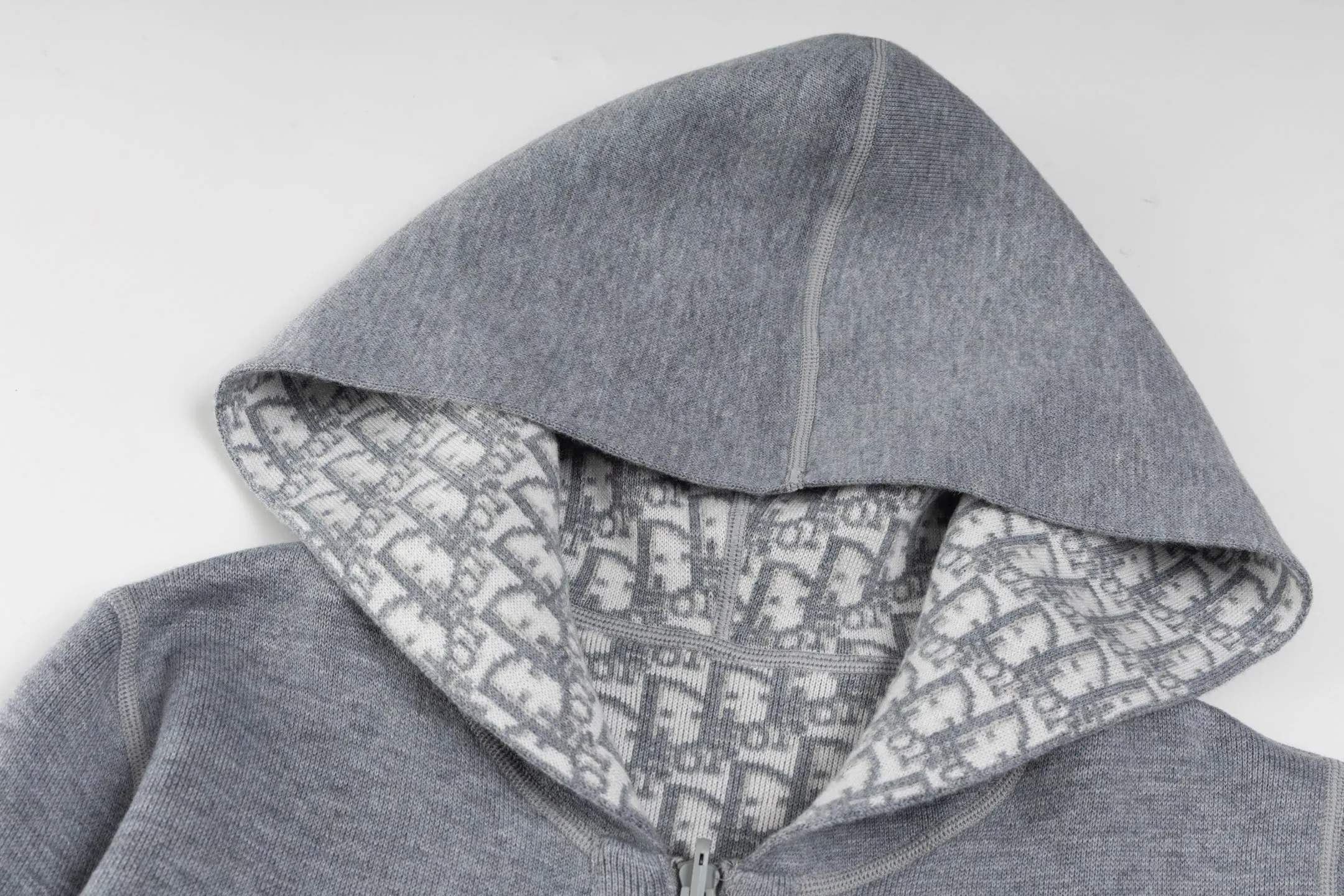 🅿️560 [Exclusive supply] CD 20SS Double-sided jacquard cashmere knitted hooded jacket (grey) The original version was purchased for 22,337 and developed. The fabric is made of cashmere blended knitted fabric, with a soft and comfortable texture. It features a zip closure at the front and subtle ribbed trimming at the cuffs and hem. The cardigan is reversible, with a solid blue hue on one side and the house's signature Dior Oblique pattern on the other, with Christian Dior strap details on the back. The unlined cut ensures a light and effortless fit, while the slim fit creates an elegant silhouette. The entire cardigan is made with exquisite craftsmanship. The double-sided knitting technology enables reversible wear, and the ribbed edges enhance the three-dimensional feel of the garment. Dry cleaning and maintenance are recommended to maintain the delicate texture of cashmere fabrics. This cardigan is both casual and fashionable, and can be easily matched with all kinds of clothing, showing the brand's exquisite craftsmanship and classic aesthetics. Size:S/M/L/XL/XXL