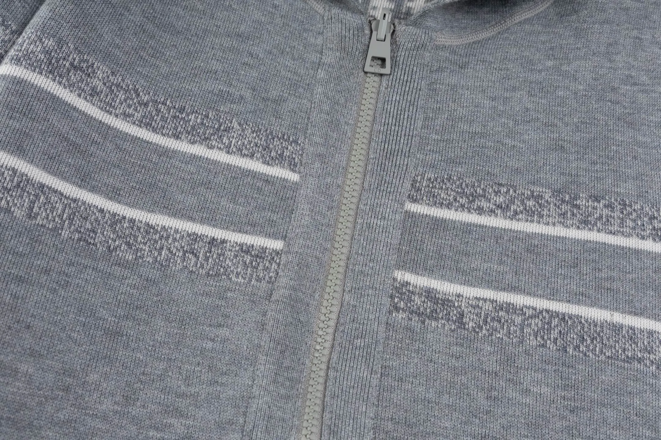 🅿️560 [Exclusive supply] CD 20SS Double-sided jacquard cashmere knitted hooded jacket (grey) The original version was purchased for 22,337 and developed. The fabric is made of cashmere blended knitted fabric, with a soft and comfortable texture. It features a zip closure at the front and subtle ribbed trimming at the cuffs and hem. The cardigan is reversible, with a solid blue hue on one side and the house's signature Dior Oblique pattern on the other, with Christian Dior strap details on the back. The unlined cut ensures a light and effortless fit, while the slim fit creates an elegant silhouette. The entire cardigan is made with exquisite craftsmanship. The double-sided knitting technology enables reversible wear, and the ribbed edges enhance the three-dimensional feel of the garment. Dry cleaning and maintenance are recommended to maintain the delicate texture of cashmere fabrics. This cardigan is both casual and fashionable, and can be easily matched with all kinds of clothing, showing the brand's exquisite craftsmanship and classic aesthetics. Size:S/M/L/XL/XXL