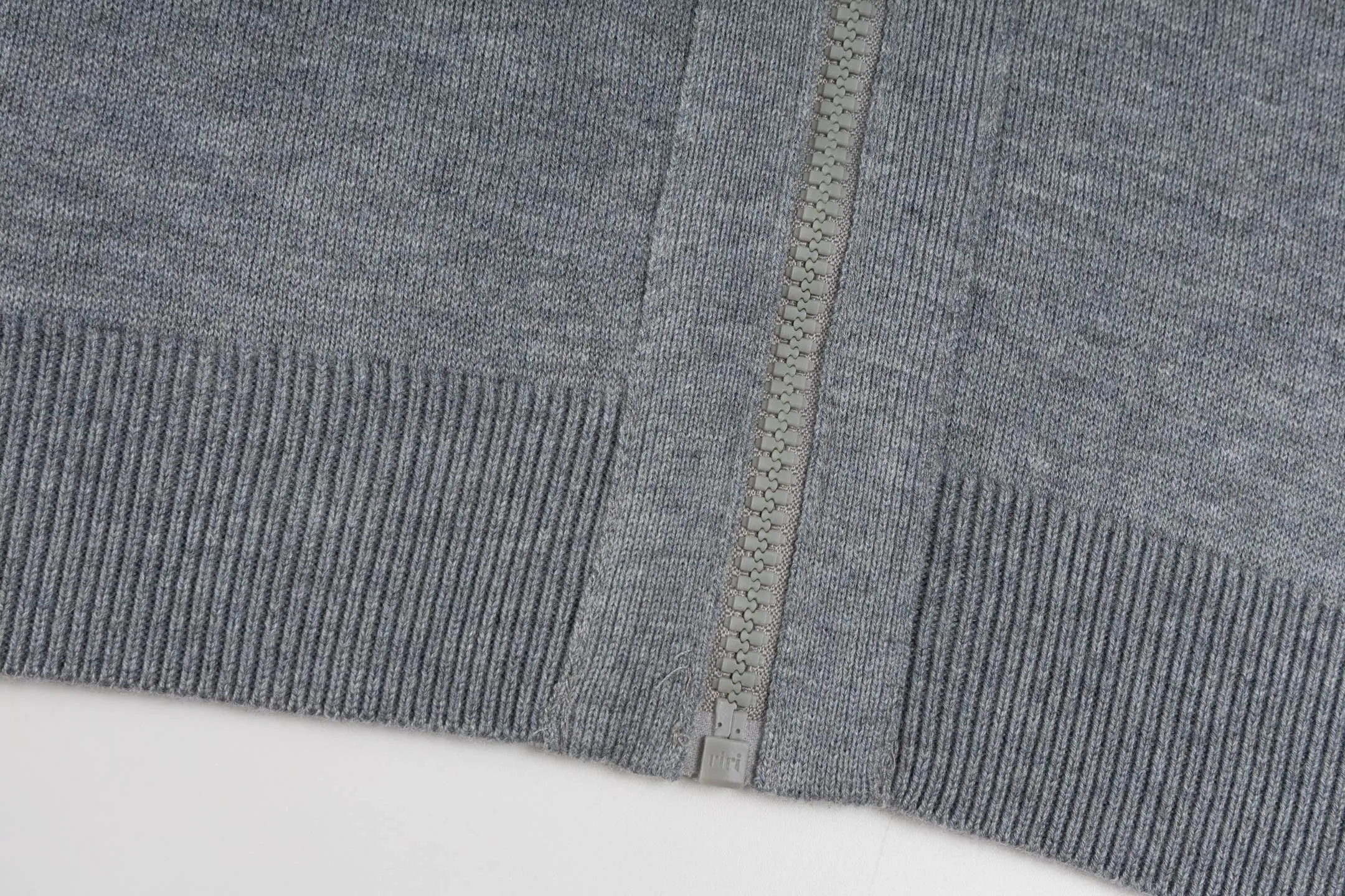 🅿️560 [Exclusive supply] CD 20SS Double-sided jacquard cashmere knitted hooded jacket (grey) The original version was purchased for 22,337 and developed. The fabric is made of cashmere blended knitted fabric, with a soft and comfortable texture. It features a zip closure at the front and subtle ribbed trimming at the cuffs and hem. The cardigan is reversible, with a solid blue hue on one side and the house's signature Dior Oblique pattern on the other, with Christian Dior strap details on the back. The unlined cut ensures a light and effortless fit, while the slim fit creates an elegant silhouette. The entire cardigan is made with exquisite craftsmanship. The double-sided knitting technology enables reversible wear, and the ribbed edges enhance the three-dimensional feel of the garment. Dry cleaning and maintenance are recommended to maintain the delicate texture of cashmere fabrics. This cardigan is both casual and fashionable, and can be easily matched with all kinds of clothing, showing the brand's exquisite craftsmanship and classic aesthetics. Size:S/M/L/XL/XXL