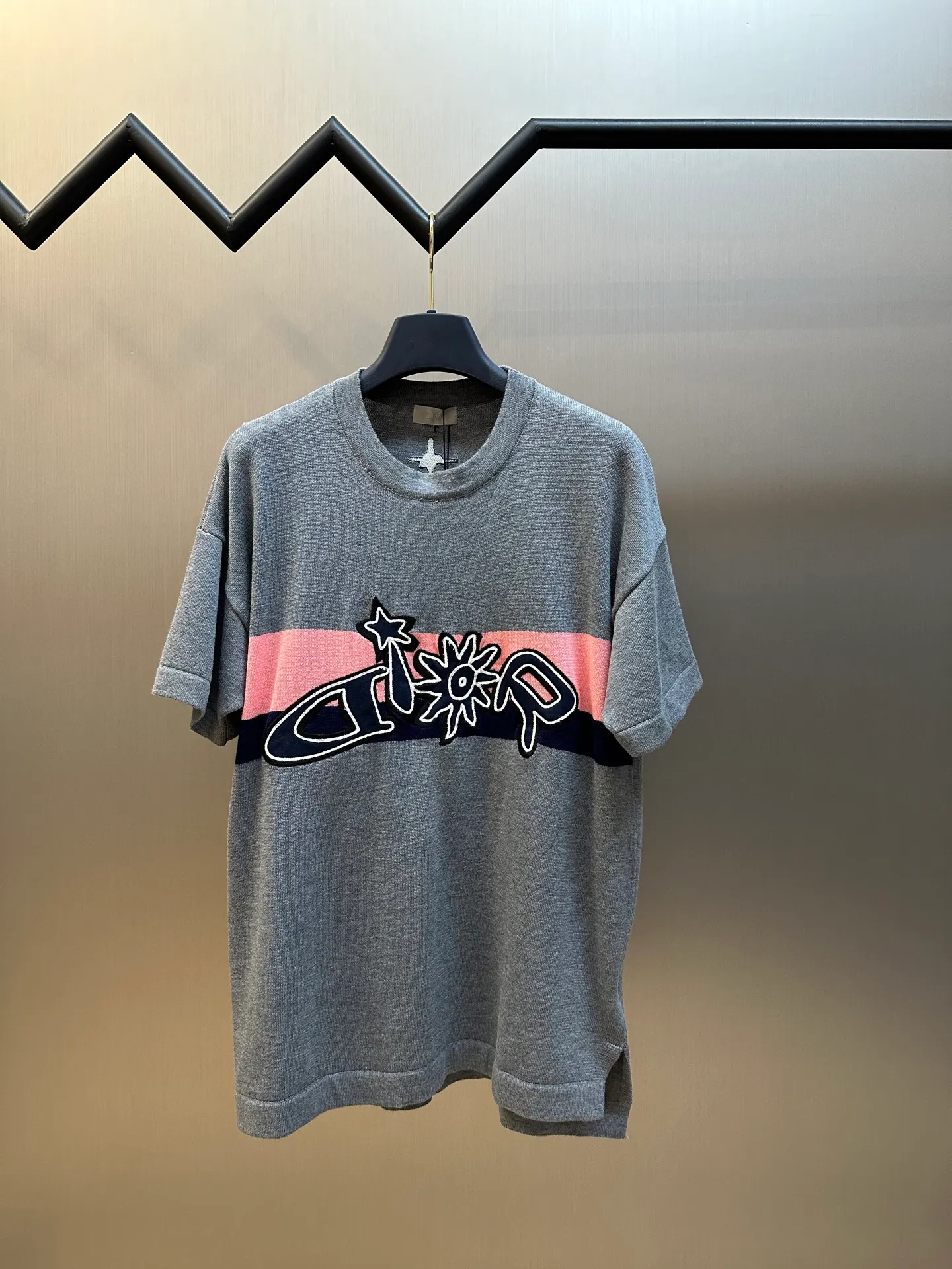 🅿️410 Dior Sunflower Wool Knitted Short Sleeve This T-shirt is a new product of the 2025 autumn men's wear series and comes from the DIOR AND LEWIS HAMILTON limited series. Crafted from gray sheepskin knitted fabric, it features a co-branded embroidery on the chest, a graphic reinterpretation of the Dior logo size: xs s m l