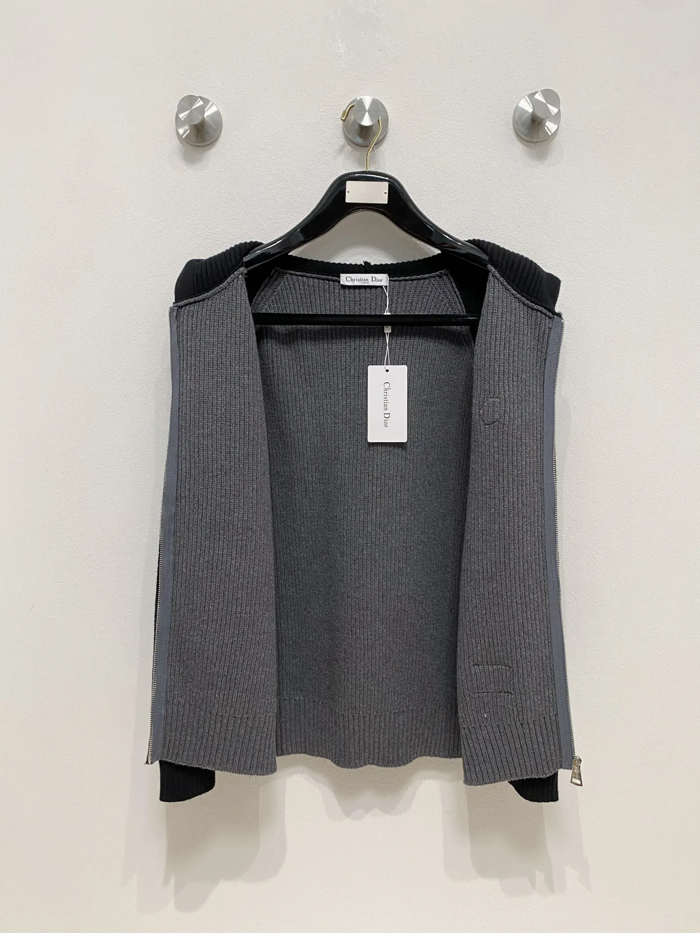 🅿️540 Dior autumn and winter classic cardigan sweater, in full condition! ! ! Wool blended fabric, the latest model in 2025, golden ratio! ! Slim-fitting soft gold, versatile and practical item, the combination and practicality are extremely powerful, simple and elegant, and classy! To create your own style, it is highly recommended to buy it in two colors. The standard slim fit tailoring process is suitable for both young and old men. It is knitted from wool and will not cause any discomfort! While keeping warm, it is stylish, textured and wearable, and the classic logo with contrasting colors on the chest feels in place! ! Recommended for regular customers! ! Size M-3XL (maximum wear: 190 pounds)