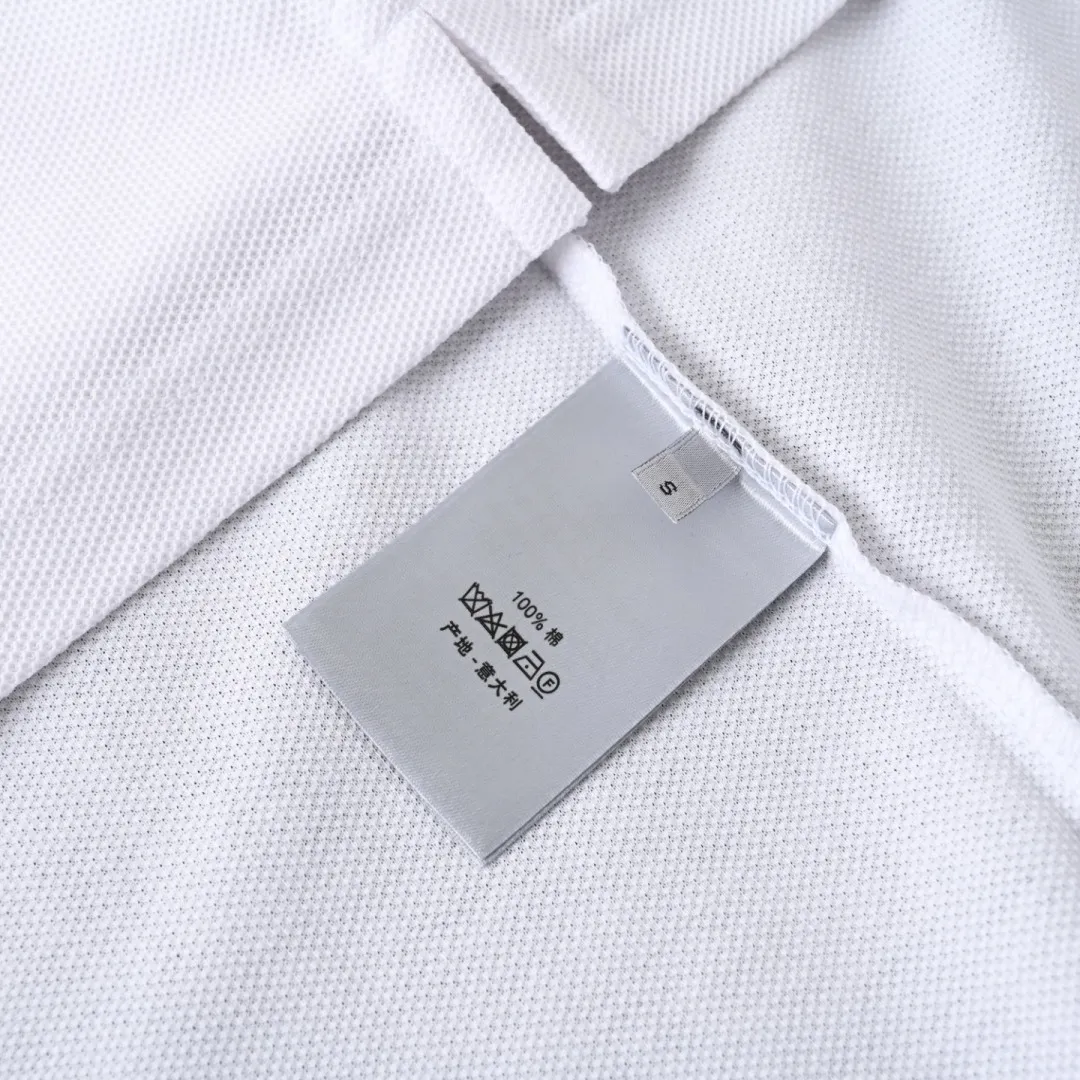 🅿️330 (higher version) DIOR Dior CD box square embroidered short-sleeved polo shirt. Original custom-made 200g cotton jade fabric, thread dyed to match the original. The imported machine-made tatami embroidery technology makes the letter logo appear delicate and exquisite, enhancing the decorative effect. Use an embroidery machine to embroider the designed letter logo onto the patch. Size：S-L