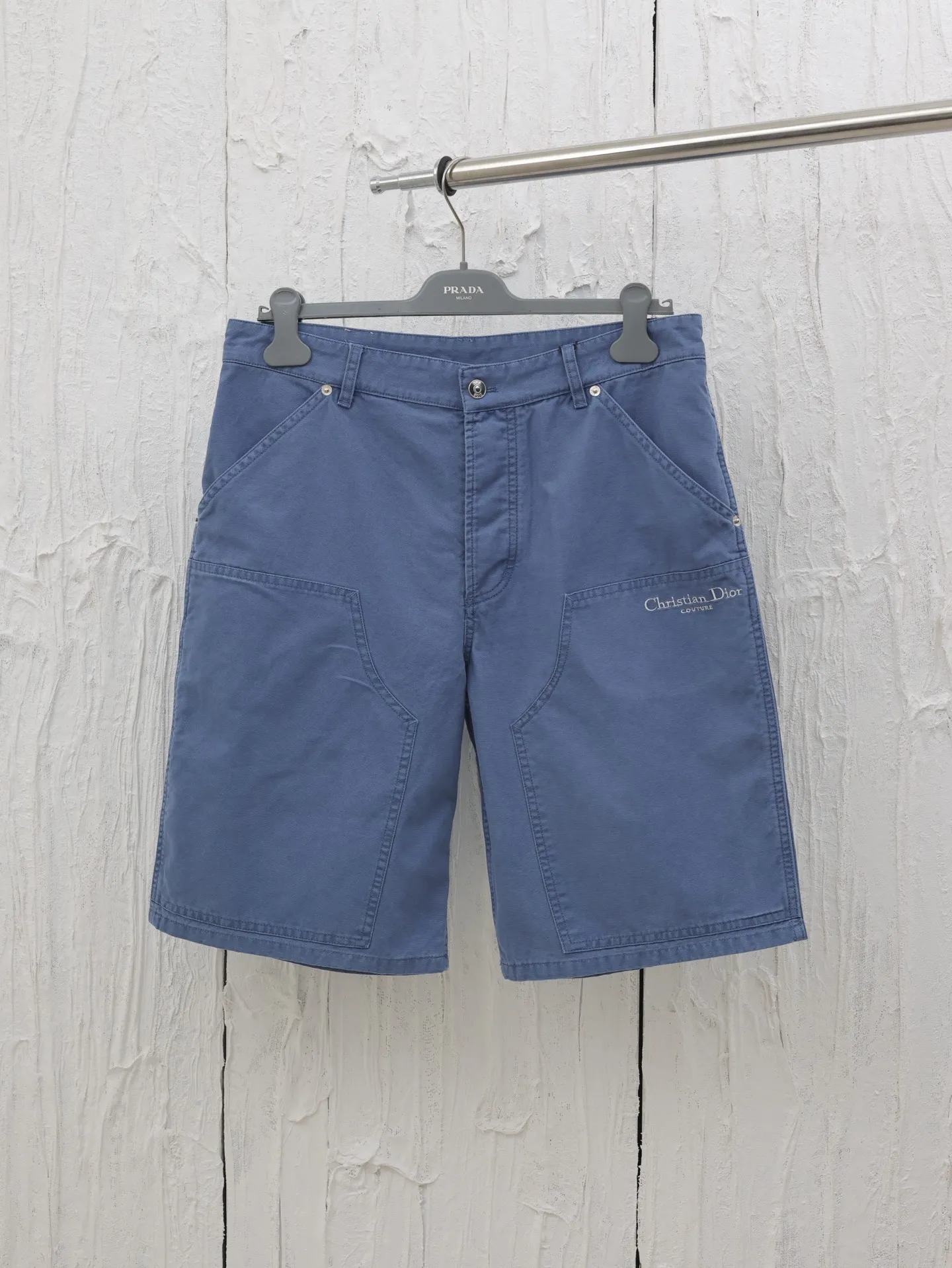 🅿️390 Dio*/Dior 2025SS new spring and summer jersey shorts. Customized blue cotton fabric, engraved hardware buttons. Classic letter logo embroidery, with gray leather patch on the back side, three-dimensional tailoring. Very wide version. Size: S/M/L/XL