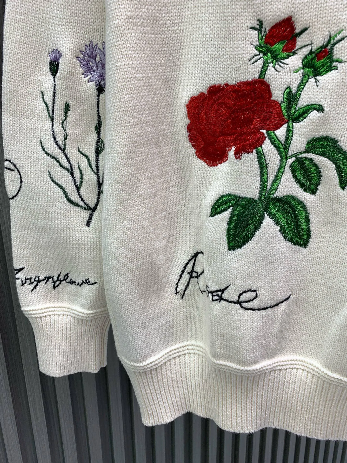 🅿️650 🀄️ DIOR D*R autumn and winter new style 🍂Garden Story🥀Knitted polo neck sweater with heavy flower color embroidery, fully hand-made embroidery with complex craftsmanship, classic letter logo embroidery embellishment on the back, exquisite heavy workmanship, fashionable and high-end, versatile 50% wool blended wool, soft and waxy to the touch, gentle and tough knitted beauty, complete with three labels, it is recommended to hand wash