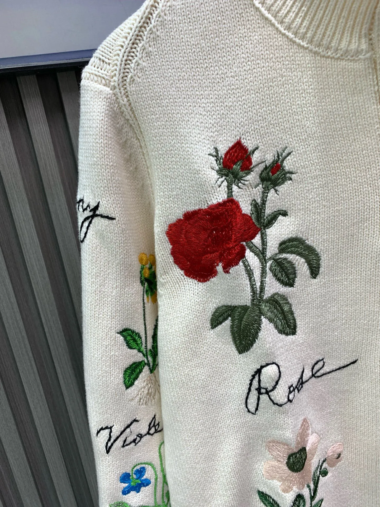 🅿️650 🀄️ DIOR D*R autumn and winter new style 🍂Garden Story🥀Knitted polo neck sweater with heavy flower color embroidery, fully hand-made embroidery with complex craftsmanship, classic letter logo embroidery embellishment on the back, exquisite heavy workmanship, fashionable and high-end, versatile 50% wool blended wool, soft and waxy to the touch, gentle and tough knitted beauty, complete with three labels, it is recommended to hand wash