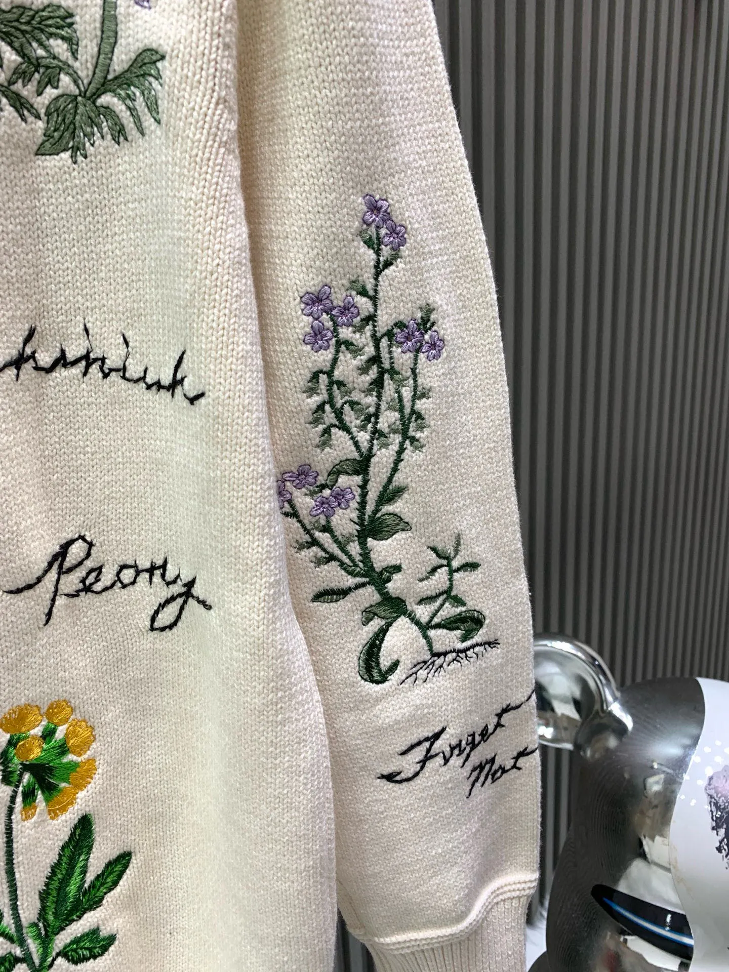 🅿️650 🀄️ DIOR D*R autumn and winter new style 🍂Garden Story🥀Knitted polo neck sweater with heavy flower color embroidery, fully hand-made embroidery with complex craftsmanship, classic letter logo embroidery embellishment on the back, exquisite heavy workmanship, fashionable and high-end, versatile 50% wool blended wool, soft and waxy to the touch, gentle and tough knitted beauty, complete with three labels, it is recommended to hand wash
