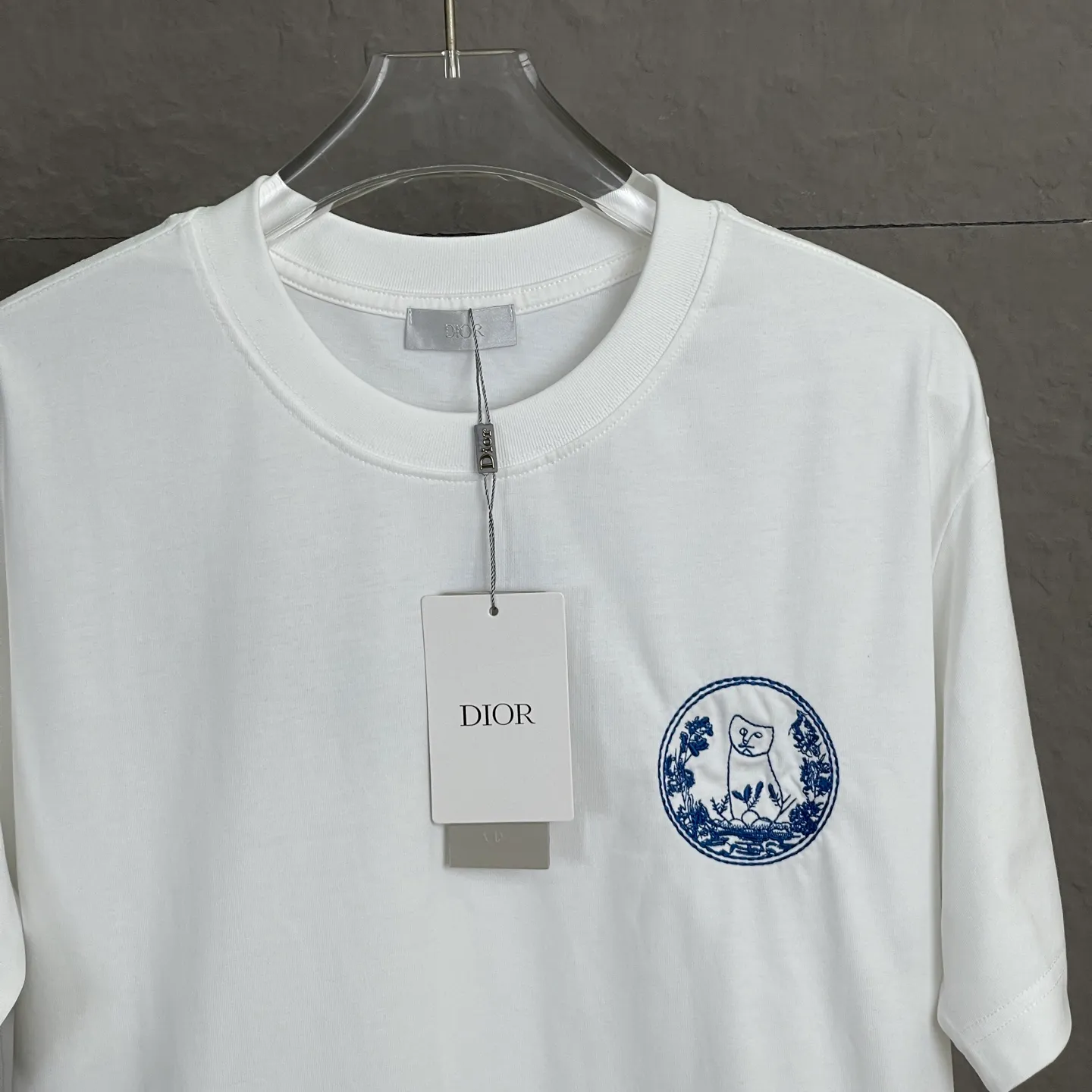 🅿️180/A104 DIOR Dior The new best-selling model is co-branded with Hyltonnel and has a cat embroidered logo pattern with hollow letters on the chest. As the leader in the luxury world, the D family is well-deserved. As for the piece I’m going to talk about today, the first thing that catches your eye is the loose and comfortable black and white solid color. Two major styles~~The ribbed round neck has become the best modification of its version, while the D version has the upper body LOGO listed on the front, and a unique letter logo patch embroidery design, which highlights the texture even more! The most traditional modification method plus the simplest The color scale contrast forms the strongest and direct contrast, and this is often the most concise and clear way of minimalist modification~~ A nostalgic classic atmosphere also spreads inadvertently on this work!! The front is decorated with 47 logo patch embroidery, which is unique and orients towards A tribute to the historic year! Coupled with the blessing of 320 grams of cotton material, both the upper body comfort and the existence are unparalleled. It can be said to be a must-have companion in summer. The excellent breathability and comfortable wearing feeling are unparalleled ~ Recommended!! Size: S-XL Color: black white