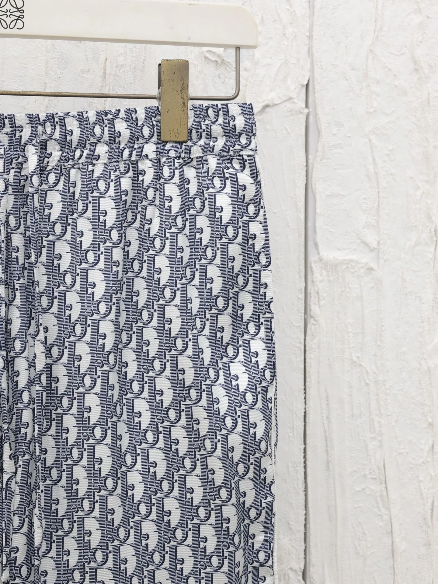🅿️420 Dio*/Dior 25ss all-over jacquard light blue classic presbyopic trousers are carefully made of white and blue mulberry silk twill fabrics, with a peaked collar and arc-shaped hem, showing a casual style. Wear with the matching pajamas or shorts for a sophisticated look.  Size：S/M/L/XL