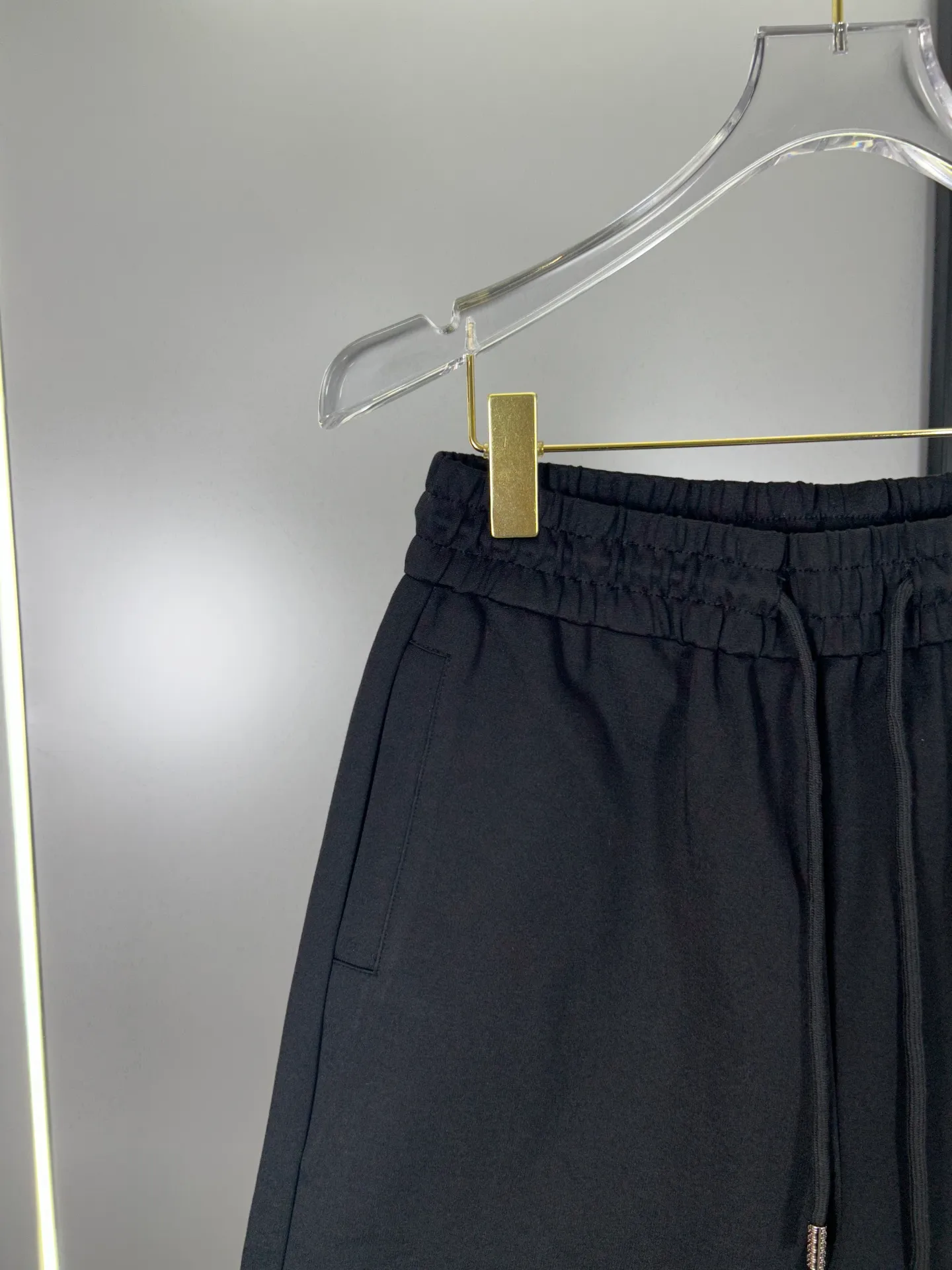 🅿️240 (high-end original specification version) Dior 2025ss trade channel goods. Casual sports shorts. An irresistible classic style with a slightly sharp casual fashion sense. Streamlined proportional tailoring creates a casual and versatile fit. The customer-supplied high-density 400g fabric is different from traditional knitted cotton fabrics. It feels soft and delicate, has a better texture, is comfortable and skin-friendly, anti-wrinkle and breathable. Modern classic urban benchmark with a new image. The drawstring waist design highlights the charm of sports and leisure. It shows the youthful and exuberant expression. Lazy and sexy... Size: S--XXL