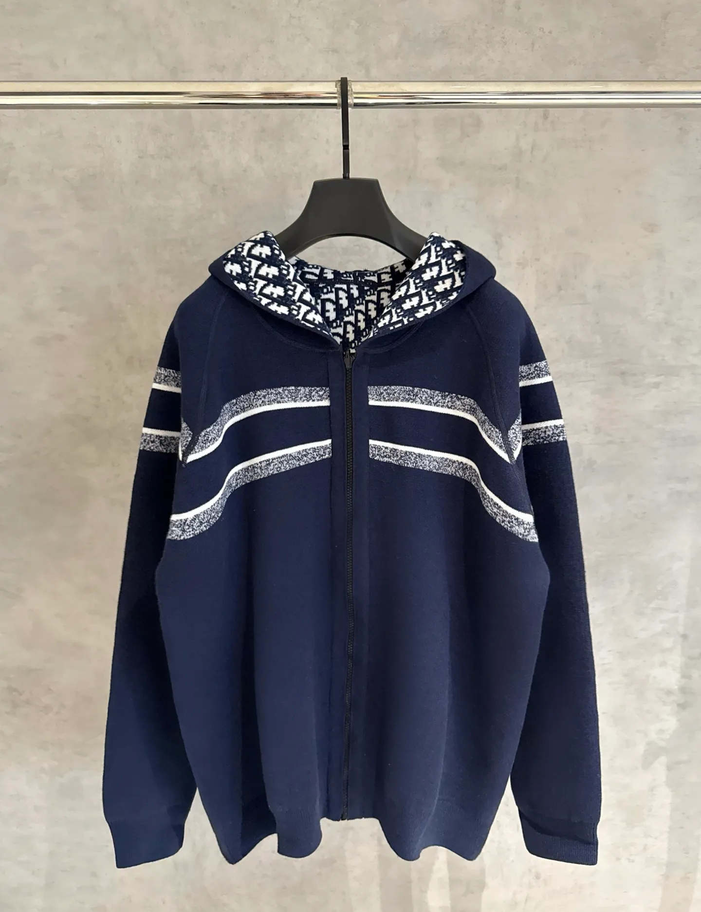 🅿️590 [Strict quality control] DIOR/Dior double-sided jacquard cashmere knitted hooded sweater (enlarged version to differentiate the market) The fabric is made of cashmere blended knitted fabric, with a soft and comfortable texture. It features a zip closure at the front and subtle ribbed trimming at the cuffs and hem. The reversible design features a solid tone on one side and the brand's signature Oblique pattern on the other, with Cistian strap detailing on the back. The unlined cut ensures a light and effortless fit, while the slim fit creates an elegant silhouette. The entire piece has exquisite craftsmanship, double-sided knitting technology enables reversible wear, and ribbed edges enhance the three-dimensional effect. Dry cleaning and maintenance are recommended to maintain the delicate texture of cashmere fabrics. Color: Navy Gray Size: M L XL 2xl