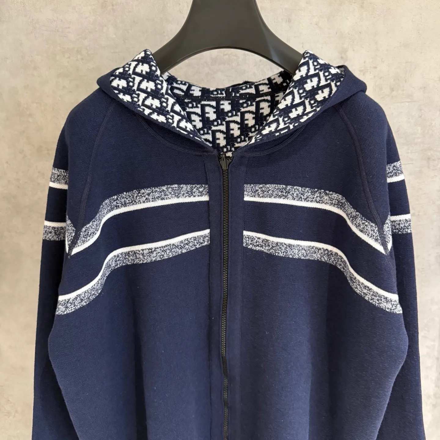 🅿️590 [Strict quality control] DIOR/Dior double-sided jacquard cashmere knitted hooded sweater (enlarged version to differentiate the market) The fabric is made of cashmere blended knitted fabric, with a soft and comfortable texture. It features a zip closure at the front and subtle ribbed trimming at the cuffs and hem. The reversible design features a solid tone on one side and the brand's signature Oblique pattern on the other, with Cistian strap detailing on the back. The unlined cut ensures a light and effortless fit, while the slim fit creates an elegant silhouette. The entire piece has exquisite craftsmanship, double-sided knitting technology enables reversible wear, and ribbed edges enhance the three-dimensional effect. Dry cleaning and maintenance are recommended to maintain the delicate texture of cashmere fabrics. Color: Navy Gray Size: M L XL 2xl