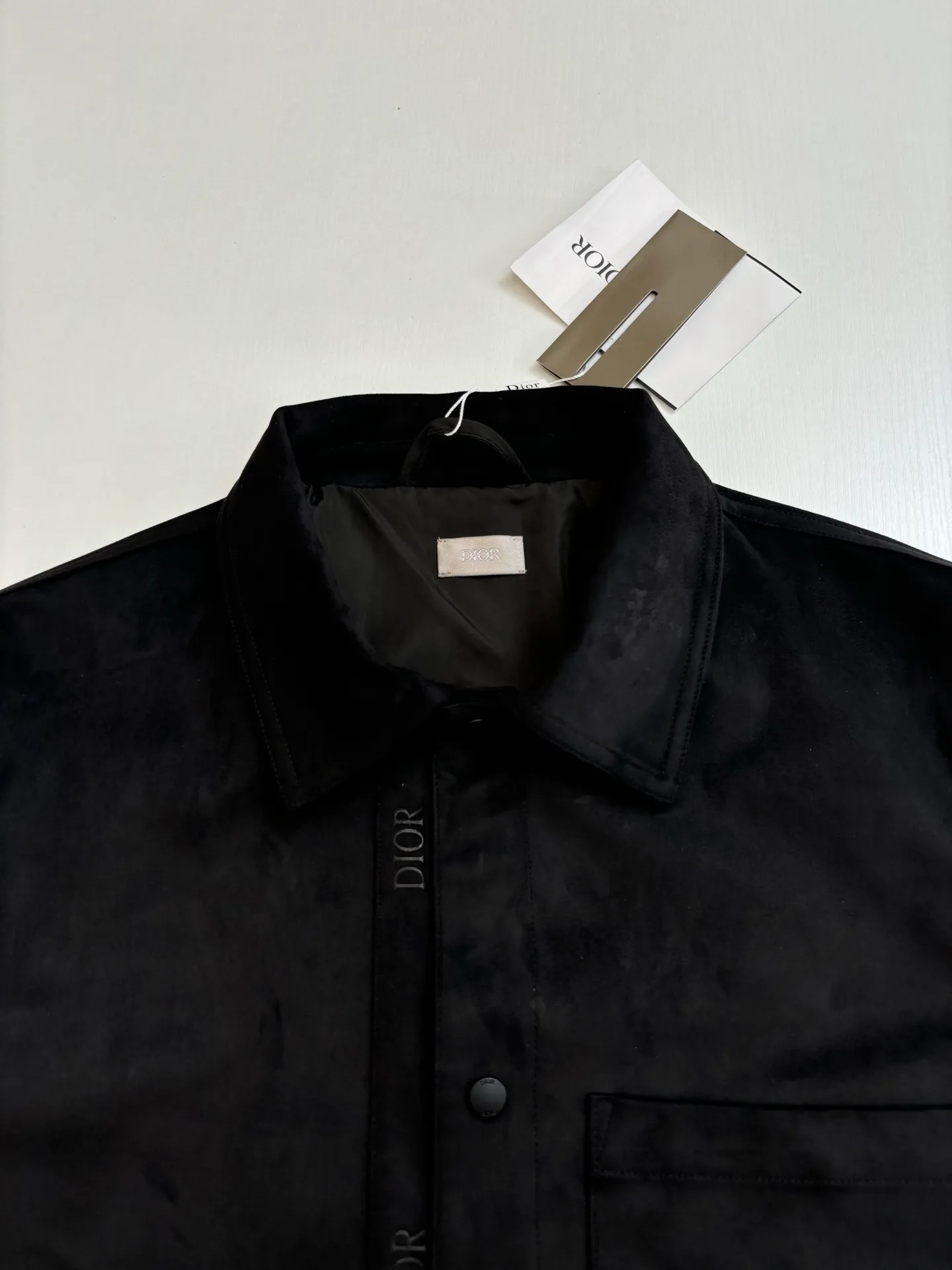 🅿️690 Dio*/Dior suede simple style leather jacket, with its elegant tones and exquisite suede material, provides a perfect choice for urban elites. The simple design language contains the calmness and restraint of business people, allowing you to appear comfortable in any occasion. Customized original snap buttons, full of details! The buttons are made of black matte metal, and the high-end feel is immediately apparent! The edges of the hardware are polished and smooth, and there is no defect at all!  Size: S/M/L/XL/XXL