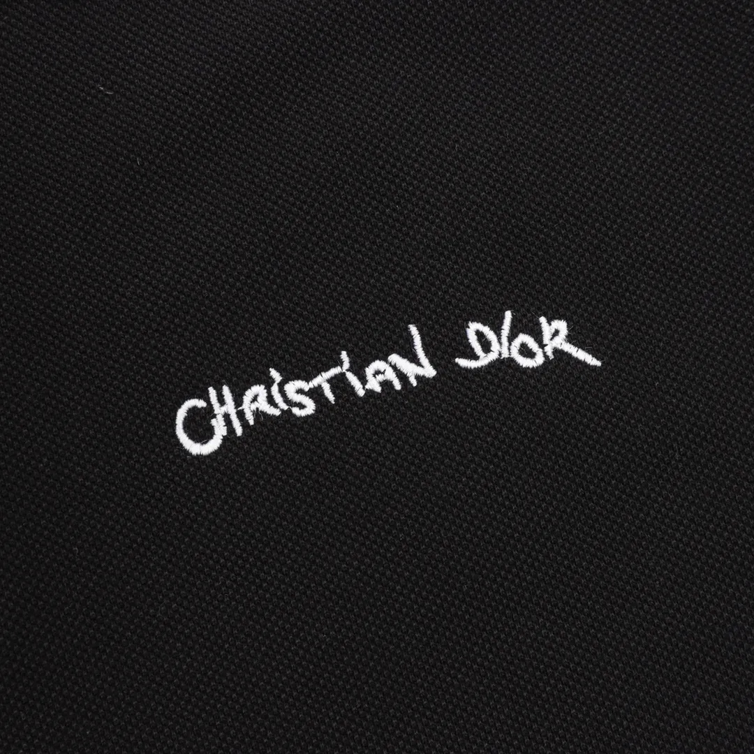 🅿️270 DIOR/Dior short-sleeved polo with cursive letter embroidery, original custom-made 200g cotton vermilion fabric, thread dyed the same as the original. Inspired by classic letter series. A cursive graphic design reinterprets the classic logo. Contrasting logo patch at chest. The imported machine-made tatami embroidery technology makes the letter logo appear delicate and exquisite, enhancing the decorative effect. Use an embroidery machine to embroider the designed letter logo onto the patch. Unisex Size: S-L