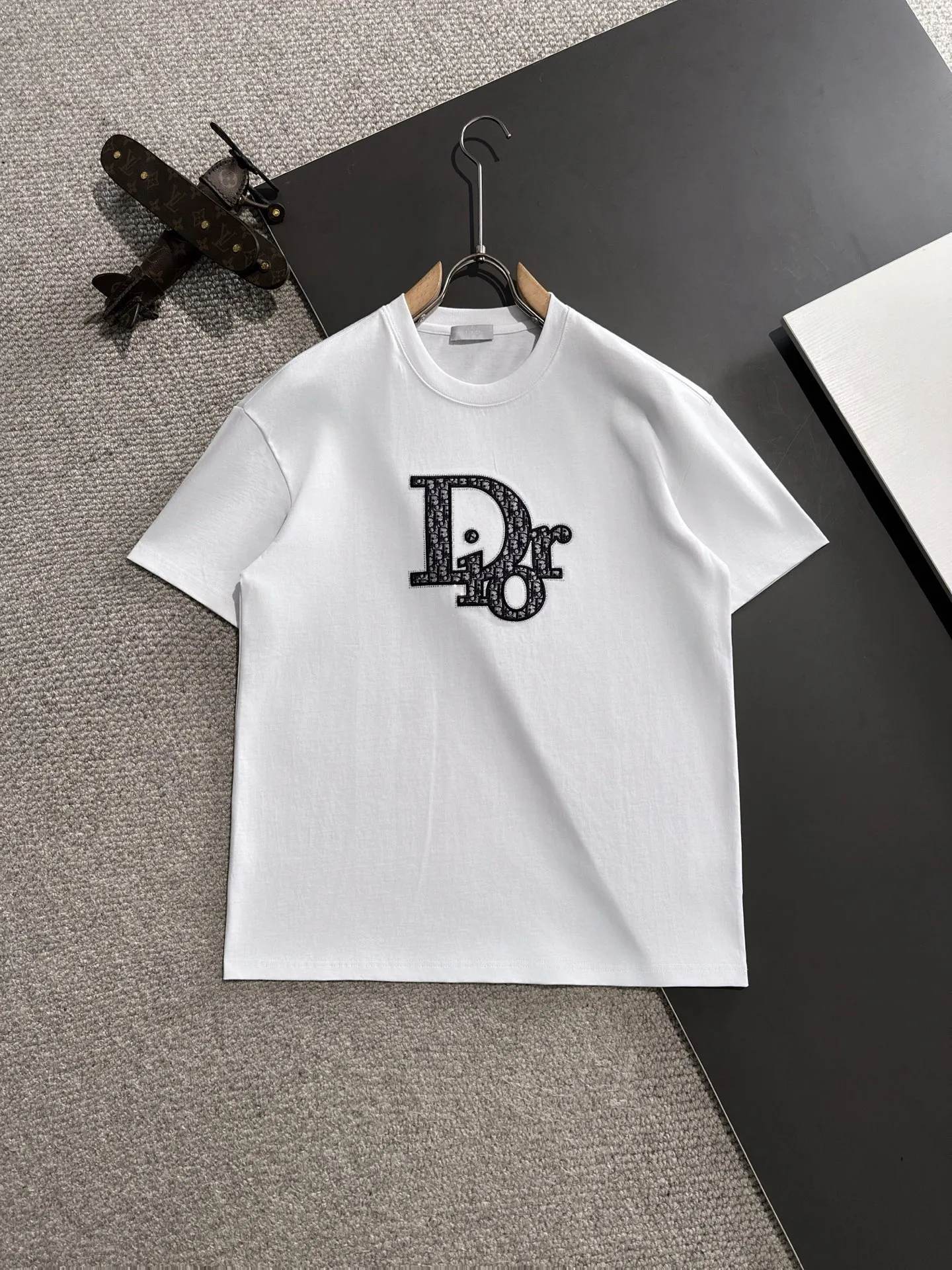 🅿️260 Dior 2꯭0꯭2꯭5 new spring and summer style ❤️ Original ⌚️ high version The fabric is made of 280 grams of high-density pure cotton. It does not deform or shrink. Process introduction: double thread movement, washing + front and rear precision 10,000-needle imported machine embroidery SIZE: M to 4XL