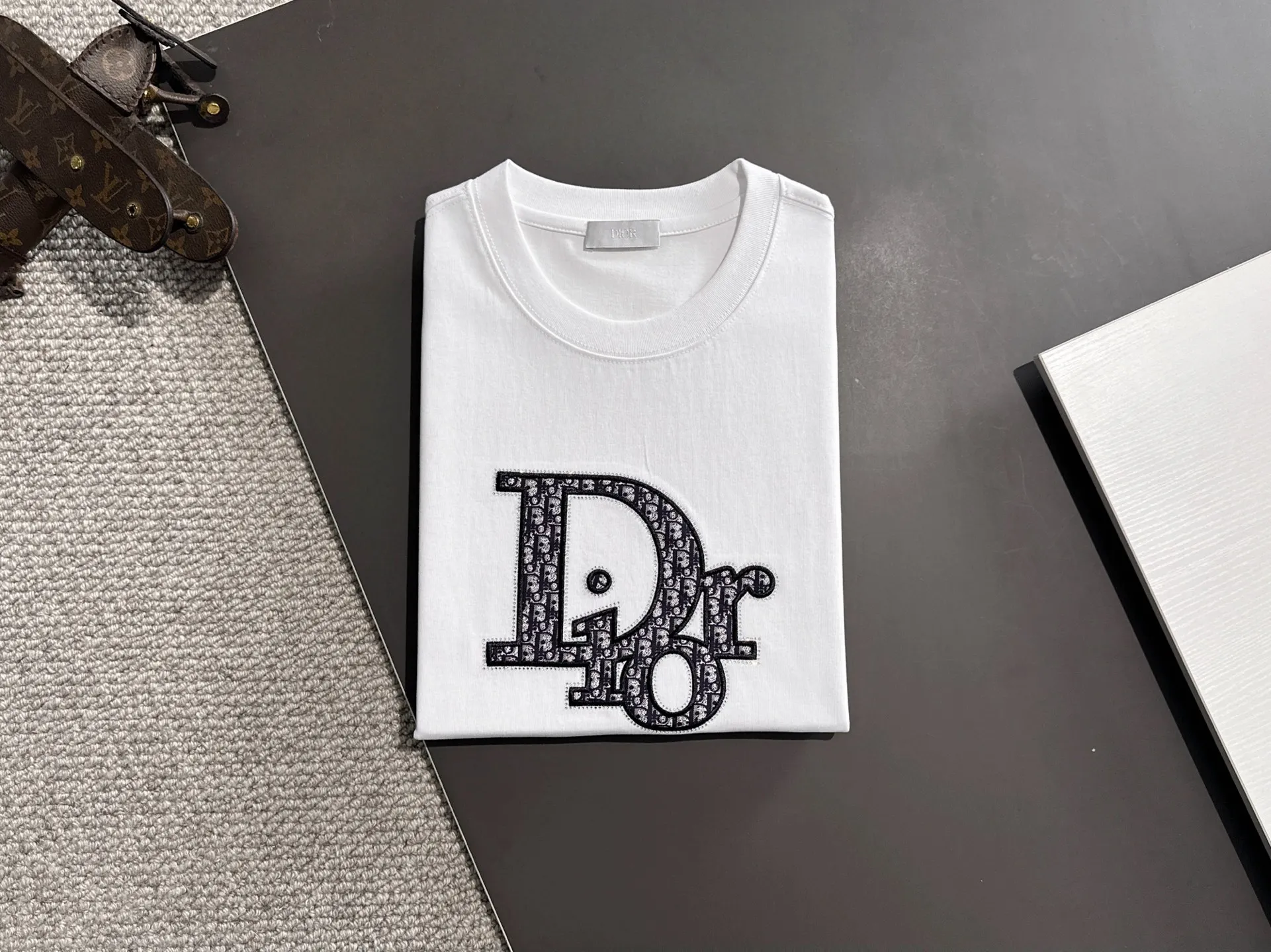 🅿️260 Dior 2꯭0꯭2꯭5 new spring and summer style ❤️ Original ⌚️ high version The fabric is made of 280 grams of high-density pure cotton. It does not deform or shrink. Process introduction: double thread movement, washing + front and rear precision 10,000-needle imported machine embroidery SIZE: M to 4XL