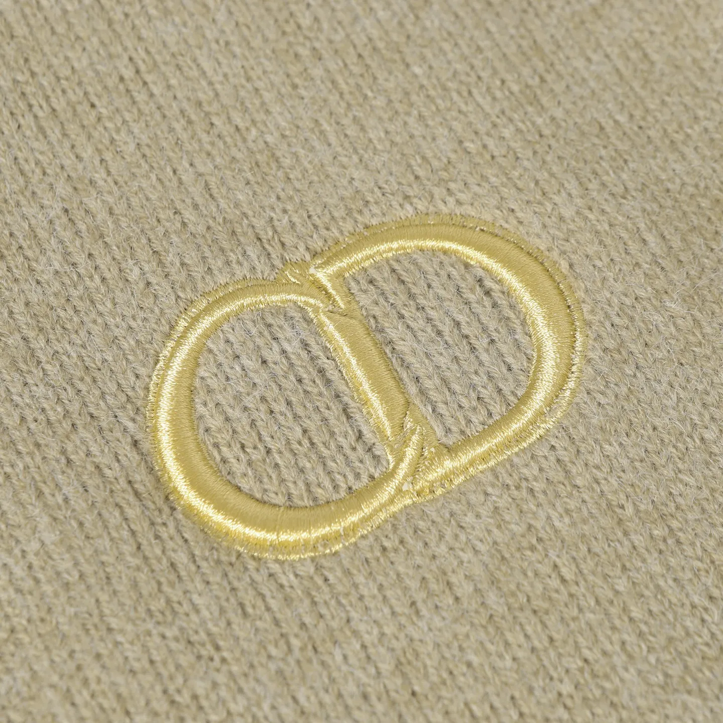 🅿️430 [Top quality] CD/Dior letter logo embroidered crew neck sweater. The fabric is made of 55% merino wool fabric, 35% cotton yarn and 10% polyester. This fabric has high thermal insulation effect and upper body comfort. The embroidery uses 3D three-dimensional embroidery, and the chest is embellished with the DDIOR embroidery logo. Garment washing water removes impurities and lint smell, while effectively fixing the pattern and adding hand feel. Dior Couture logo embroidery on the chest enhances style. Wear it with jeans and sneakers for a sophisticated yet casual modern look. Size:S/M/L/XL