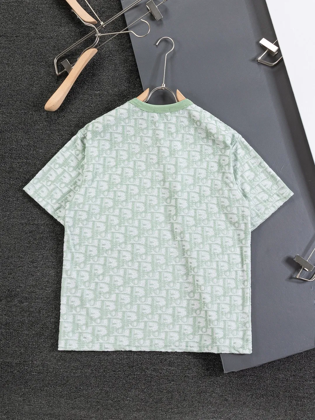 🅿️210 DIOR Dior CD slightly wide version S-XL (the neckline is round, not V-shaped) CD jacquard all-over printed knitted short-sleeved T-shirt, cotton blended terry jersey fabric, originally developed. This is from the 2024 beachwear limited series. The full logo jacquard towel highlights the classic obliaue flower, with an S-pattern round neck and topstitching. It is unique and decorated with oblique all over. Jacquard, ribbed round neck with V-shaped topstitching, customized accessories, and the whole body is customized and developed according to the Y board... Complete with three standards, it can control various styles, the same style for men and women! Color: Black Blue Green Size: S-XL Size chart: S: Shoulder width 55-Bust 56-Length 71.5 M: Shoulder width 56.5-Bust 58-Length 73 L: Shoulder width 58-Bust 60-Length 74.5 XL: Shoulder width 59.5-Bust 62-Length 76