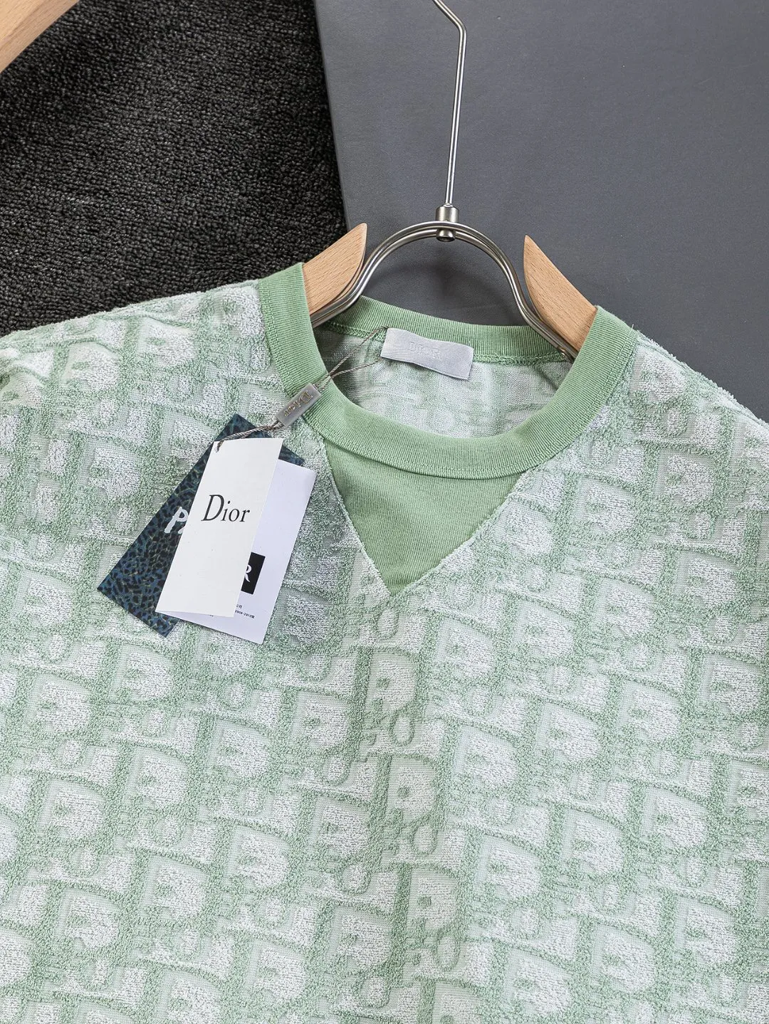 🅿️210 DIOR Dior CD slightly wide version S-XL (the neckline is round, not V-shaped) CD jacquard all-over printed knitted short-sleeved T-shirt, cotton blended terry jersey fabric, originally developed. This is from the 2024 beachwear limited series. The full logo jacquard towel highlights the classic obliaue flower, with an S-pattern round neck and topstitching. It is unique and decorated with oblique all over. Jacquard, ribbed round neck with V-shaped topstitching, customized accessories, and the whole body is customized and developed according to the Y board... Complete with three standards, it can control various styles, the same style for men and women! Color: Black Blue Green Size: S-XL Size chart: S: Shoulder width 55-Bust 56-Length 71.5 M: Shoulder width 56.5-Bust 58-Length 73 L: Shoulder width 58-Bust 60-Length 74.5 XL: Shoulder width 59.5-Bust 62-Length 76