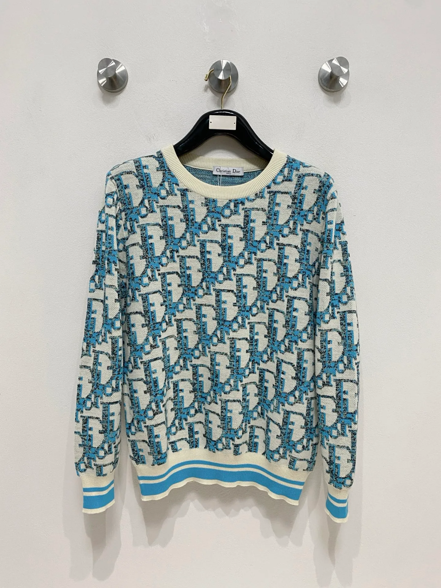 🅿️440 Dior crew neck sweater, made of wool blended yarn, has good warmth retention, fluffy and soft, doubles skin care, giving you a lightweight wearing experience. High-quality natural fibers ensure high-quality life. The whole piece adopts solid color single-sided craftsmanship, leaving loose space when fit, solid color plain weave, neat texture, solid color design, durable and high-end. The workmanship is meticulous, fashionable and versatile. The reverse shoulder design is simple and comfortable. At the same time, it uses counter stitching to highlight the quality in the details, making the temperament more low-key, restrained, calm and stylish, and better showing the clean and tidy side of successful men. The collar, cuffs, and hem are made of dense rib weaving, which is tight and elastic, not easy to deform, and highlights the details and texture. Whether worn alone or layered, it can not only give you a warm feeling, but also give you a sophisticated sense of fashion.      Size: M-XXXL