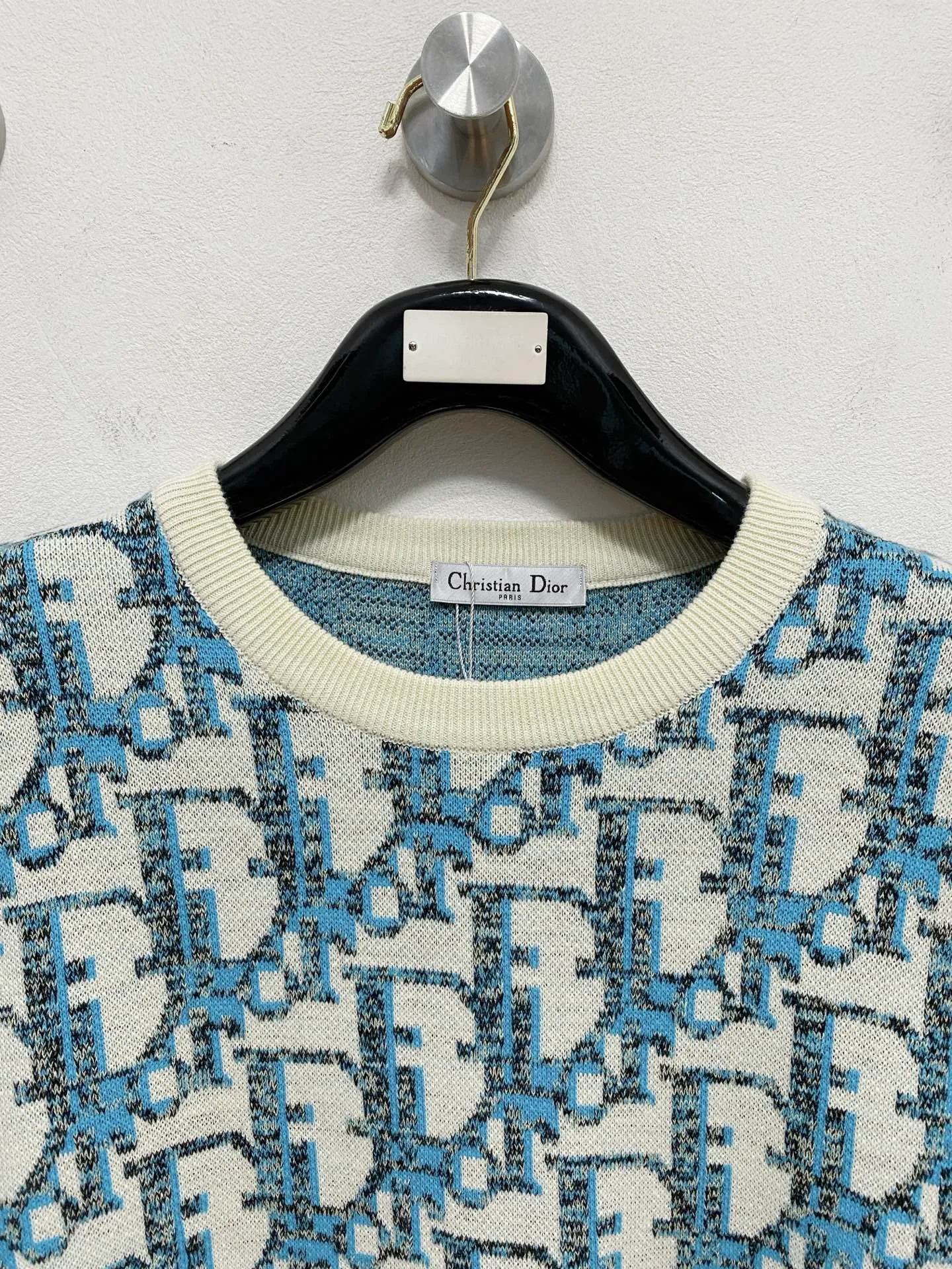 🅿️440 Dior crew neck sweater, made of wool blended yarn, has good warmth retention, fluffy and soft, doubles skin care, giving you a lightweight wearing experience. High-quality natural fibers ensure high-quality life. The whole piece adopts solid color single-sided craftsmanship, leaving loose space when fit, solid color plain weave, neat texture, solid color design, durable and high-end. The workmanship is meticulous, fashionable and versatile. The reverse shoulder design is simple and comfortable. At the same time, it uses counter stitching to highlight the quality in the details, making the temperament more low-key, restrained, calm and stylish, and better showing the clean and tidy side of successful men. The collar, cuffs, and hem are made of dense rib weaving, which is tight and elastic, not easy to deform, and highlights the details and texture. Whether worn alone or layered, it can not only give you a warm feeling, but also give you a sophisticated sense of fashion.      Size: M-XXXL
