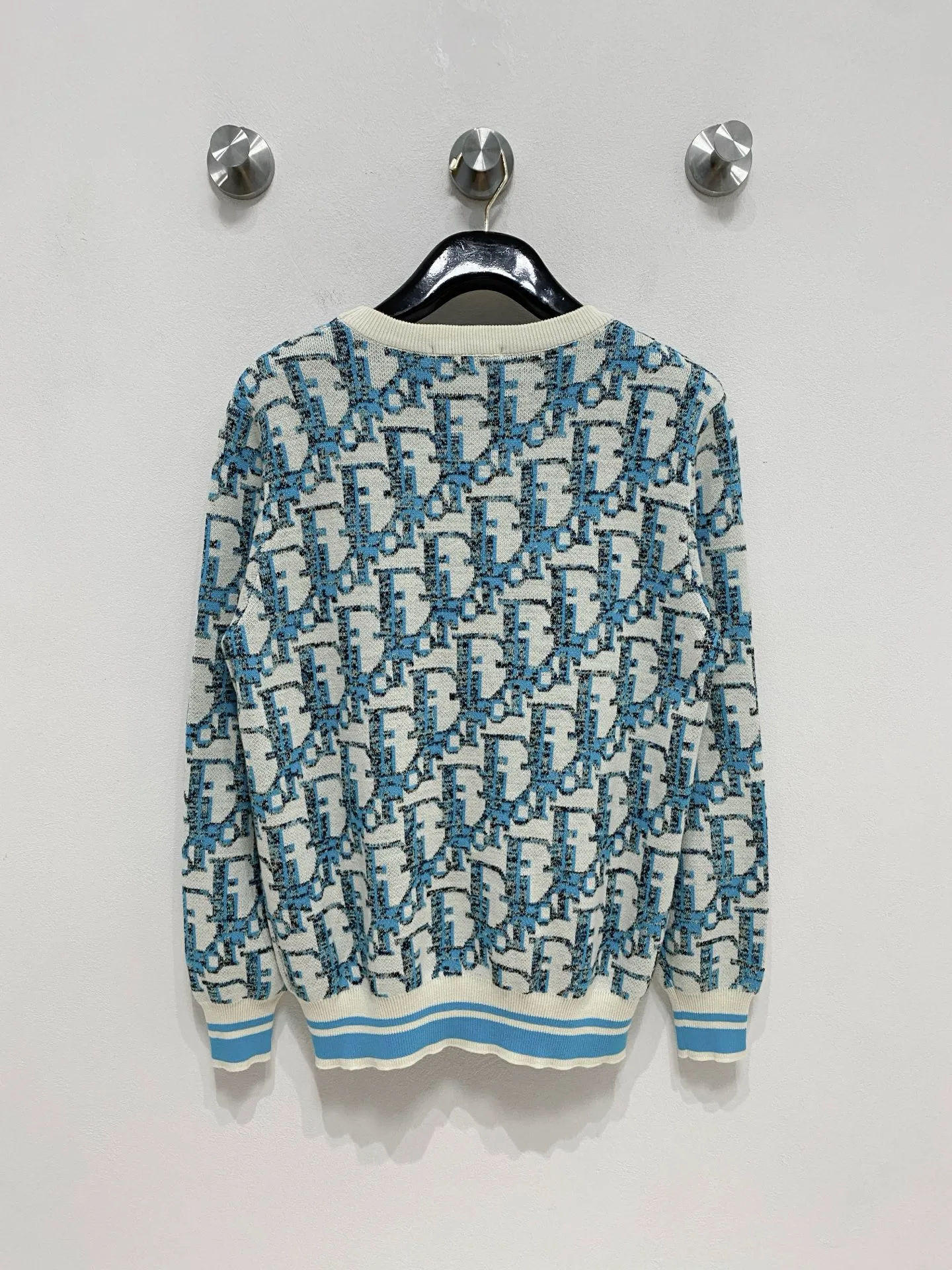 🅿️440 Dior crew neck sweater, made of wool blended yarn, has good warmth retention, fluffy and soft, doubles skin care, giving you a lightweight wearing experience. High-quality natural fibers ensure high-quality life. The whole piece adopts solid color single-sided craftsmanship, leaving loose space when fit, solid color plain weave, neat texture, solid color design, durable and high-end. The workmanship is meticulous, fashionable and versatile. The reverse shoulder design is simple and comfortable. At the same time, it uses counter stitching to highlight the quality in the details, making the temperament more low-key, restrained, calm and stylish, and better showing the clean and tidy side of successful men. The collar, cuffs, and hem are made of dense rib weaving, which is tight and elastic, not easy to deform, and highlights the details and texture. Whether worn alone or layered, it can not only give you a warm feeling, but also give you a sophisticated sense of fashion.      Size: M-XXXL