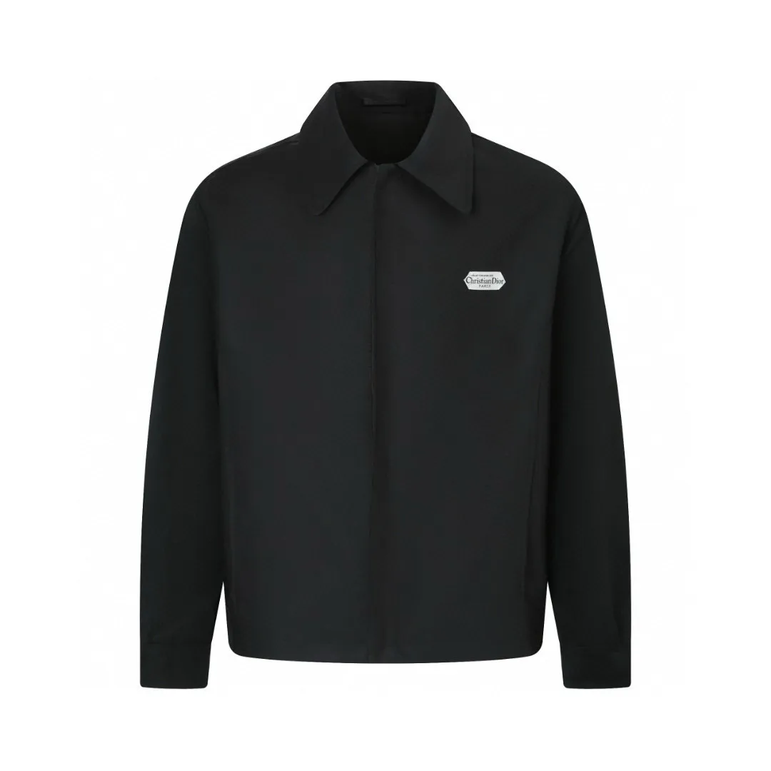 🅿️700 [Exclusive supply] CD 25FW Nameplate Label Suede Splicing Jacket The fabric is made of black cotton blended satin, selected raw materials and yarns. The high-quality fiber long-staple cotton has longer and tougher fibers. It can spin yarns with high strength, less hairiness and silky feel, which is the basis of "texture". In order to obtain the unique luster and smoothness of satin, materials such as silk and Tencel™ are mixed in. These fibers themselves have strong luster and smooth surface. When combined with cotton, they can enhance the overall sense of luxury. The higher the count, the finer the yarn. The intuitive feeling is that the fabric has high density and feels thick, but it feels very delicate. It feels full and solid to the touch, rather than light and fluffy. The lining is made of silk jacquard, and the DIOR brand logo is printed all over, using high-quality mulberry silk as the raw material. Silk threads need to undergo pre-processing such as screening, soaking, winding, doubling, and twisting to form warp and weft threads that meet the requirements for strength, twist, and gloss. (Details restored to the original version) Attention to detail, such as the collar, cuffs and hem are carefully cut and sewn to ensure that the entire jacket looks exquisite and stylish. The brand logo, embroidered logo on the chest and all-over printed fabric inside are cleverly integrated into brand elements to enhance brand recognition. Size:46-48-50-52