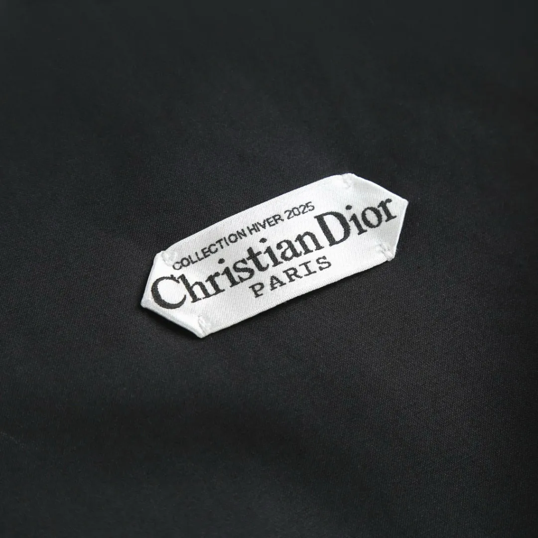 🅿️700 [Exclusive supply] CD 25FW Nameplate Label Suede Splicing Jacket The fabric is made of black cotton blended satin, selected raw materials and yarns. The high-quality fiber long-staple cotton has longer and tougher fibers. It can spin yarns with high strength, less hairiness and silky feel, which is the basis of "texture". In order to obtain the unique luster and smoothness of satin, materials such as silk and Tencel™ are mixed in. These fibers themselves have strong luster and smooth surface. When combined with cotton, they can enhance the overall sense of luxury. The higher the count, the finer the yarn. The intuitive feeling is that the fabric has high density and feels thick, but it feels very delicate. It feels full and solid to the touch, rather than light and fluffy. The lining is made of silk jacquard, and the DIOR brand logo is printed all over, using high-quality mulberry silk as the raw material. Silk threads need to undergo pre-processing such as screening, soaking, winding, doubling, and twisting to form warp and weft threads that meet the requirements for strength, twist, and gloss. (Details restored to the original version) Attention to detail, such as the collar, cuffs and hem are carefully cut and sewn to ensure that the entire jacket looks exquisite and stylish. The brand logo, embroidered logo on the chest and all-over printed fabric inside are cleverly integrated into brand elements to enhance brand recognition. Size:46-48-50-52