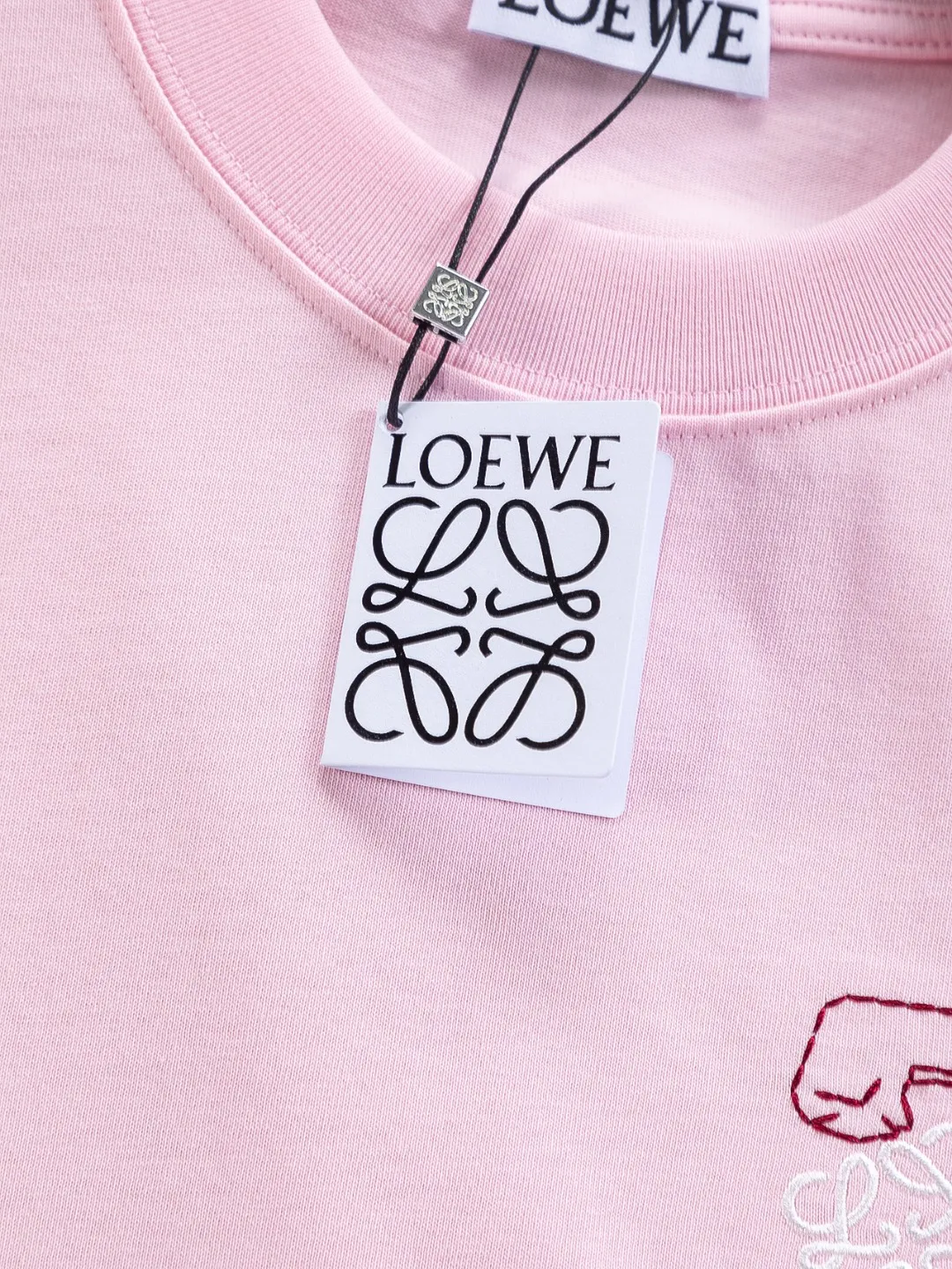 🅿️190 DIOR Dior Dior CD Micro wide version S-XL Dior 26ss official website never fails, permanent boutique LOEWE The cat logo embroidery pattern on the chest is full of details, full of childishness and artistic sense. It is made of 320g high-quality pure cotton, with an S-pattern round neck and topstitching. It is unique. Customized accessories, and the whole body is customized and developed according to the Y board... It has three labels and can control various styles, paying tribute to Dior's historic year! Coupled with the blessing of full-flower cotton material, both the upper body comfort and the existence are unparalleled. It can be said to be a must-have companion in summer. The excellent breathability and comfortable wearing feeling are unparalleled~ Recommended! ! Same style for men and women! Color: Black White Pink Size: S-XL Size chart: S: Shoulder width 50-Bust 56-Length 70 M: Shoulder width 52-Bust 57-Length 72 L: Shoulder width 54-Bust 59-Length 74 XL: Shoulder width 56-Bust 62-Length 76